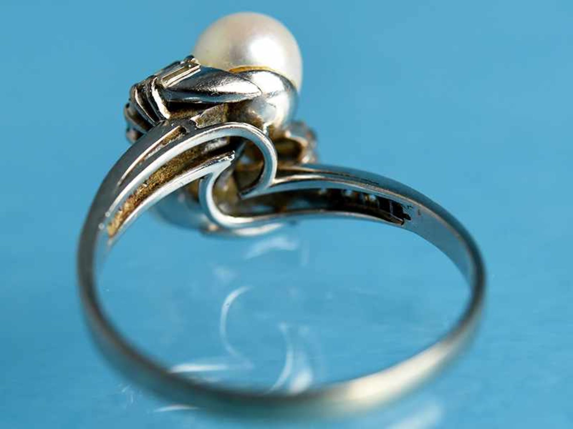 Ring mit 2 Akojaperlen und Diamanten, zusammen ca. 0,3 ct, Goldschmiedearbeit, um 1950 750/- - Image 2 of 3
