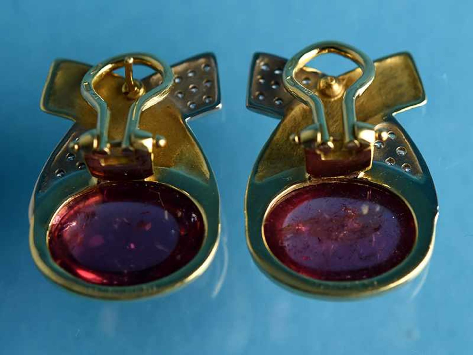 Paar Ohrclips mit rosa Turmalin-Cabochon und Brillanten, zusammen ca. 0,30 ct, bezeichnet - Bild 7 aus 7