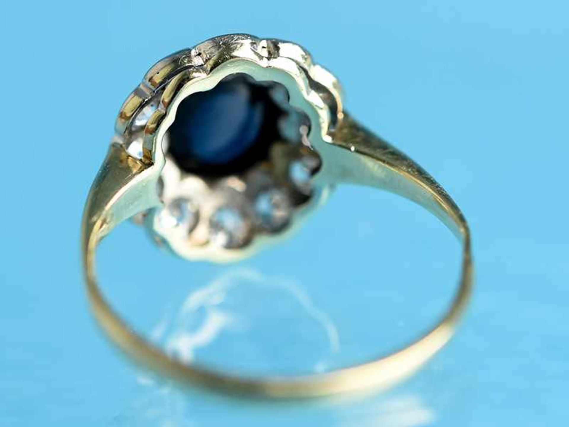 Ring mit Saphir-Cabochon und 12 Diamanten, zusammen ca. 0,24 ct, Art Deco 585/- Weiß- und - Bild 3 aus 4