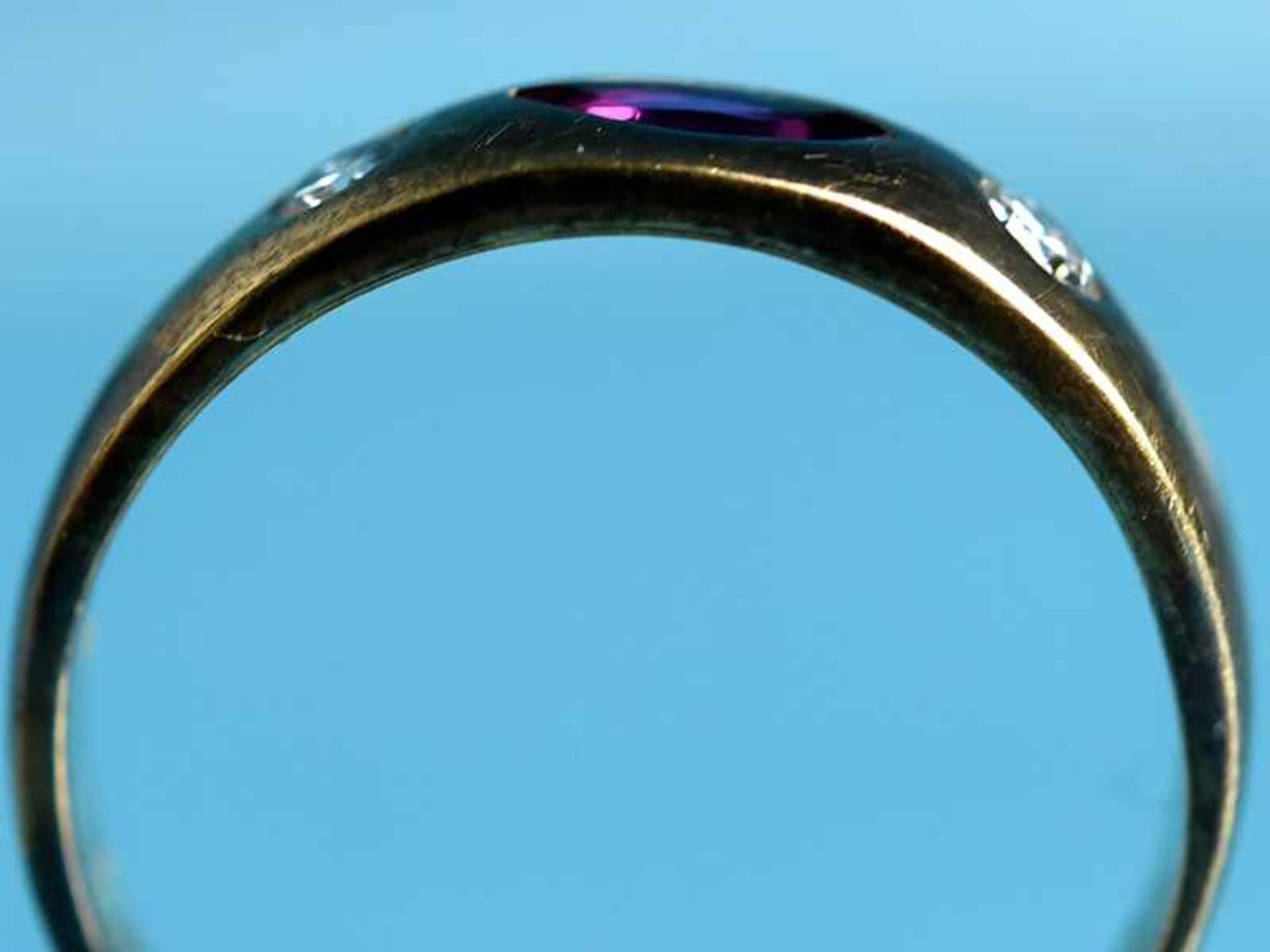 Kleiner Bandring mit Rubin und 2 Brillanten, zusammen ca. 0,10 ct, 70- er Jahre 585/- Gelbgold. - Bild 4 aus 4