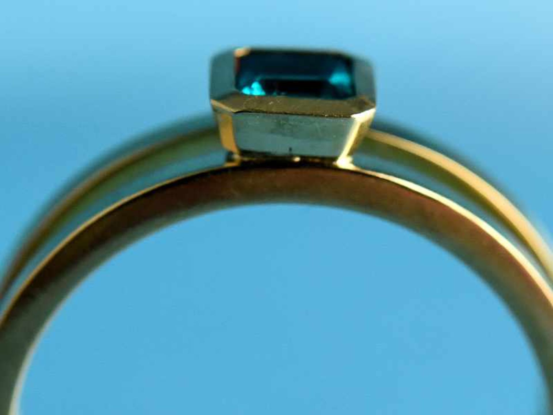 Ring mit natürlichem, unbehandelten Smaragd 0,31 ct, Goldschmiedearbeit, 20. Jh. 750/- Gelbgold. - Bild 2 aus 4