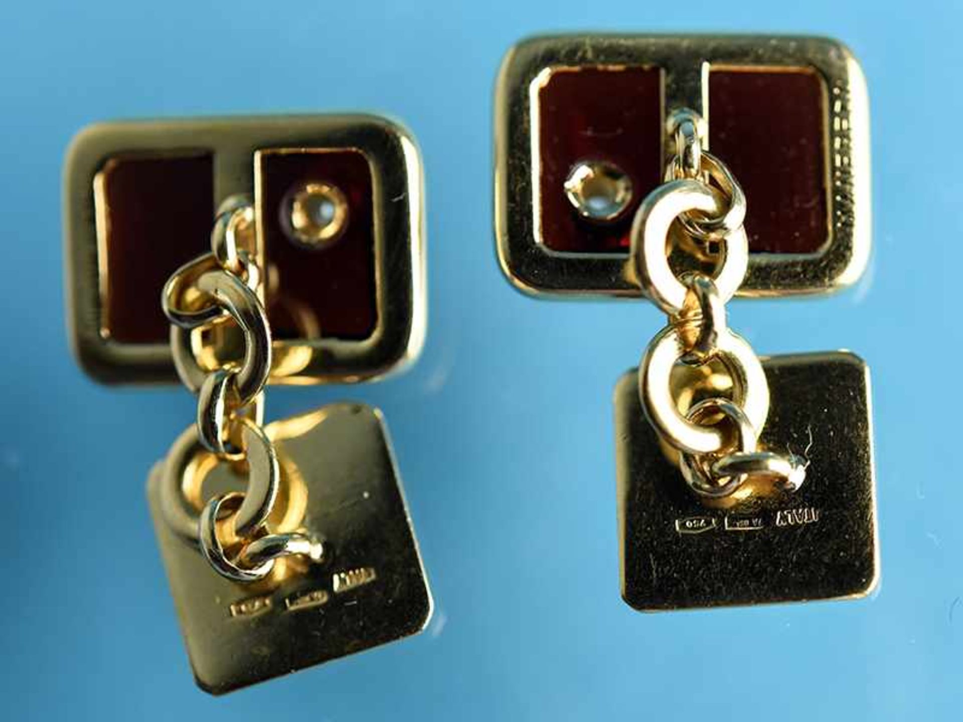 Paar Manschettenknöpfe mit Granat-Cabochons und kleinen Diamanten, zusammen ca. 0,08 ct, - Bild 2 aus 5