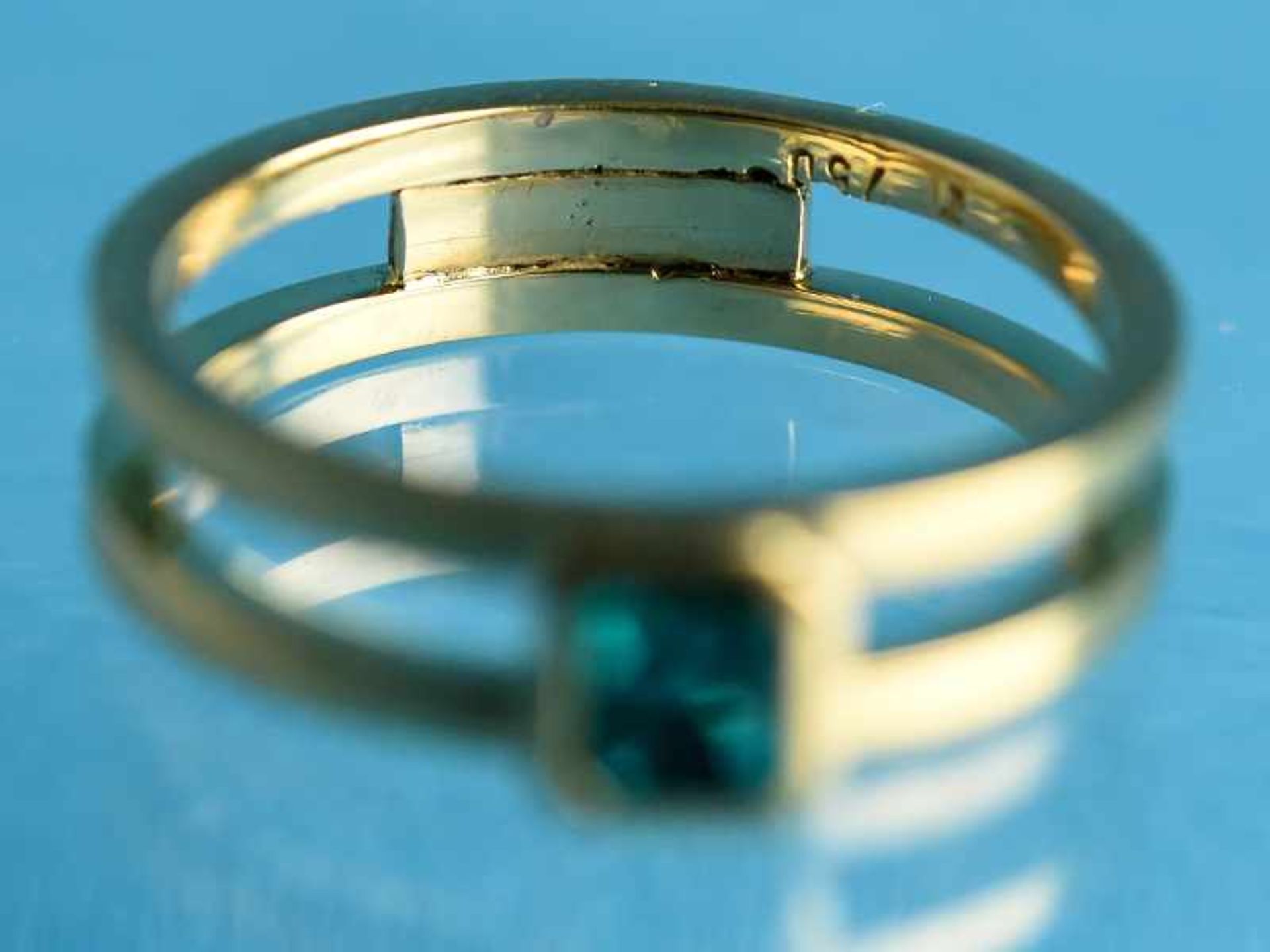 Ring mit natürlichem, unbehandelten Smaragd 0,31 ct, Goldschmiedearbeit, 20. Jh. 750/- Gelbgold. - Image 3 of 4