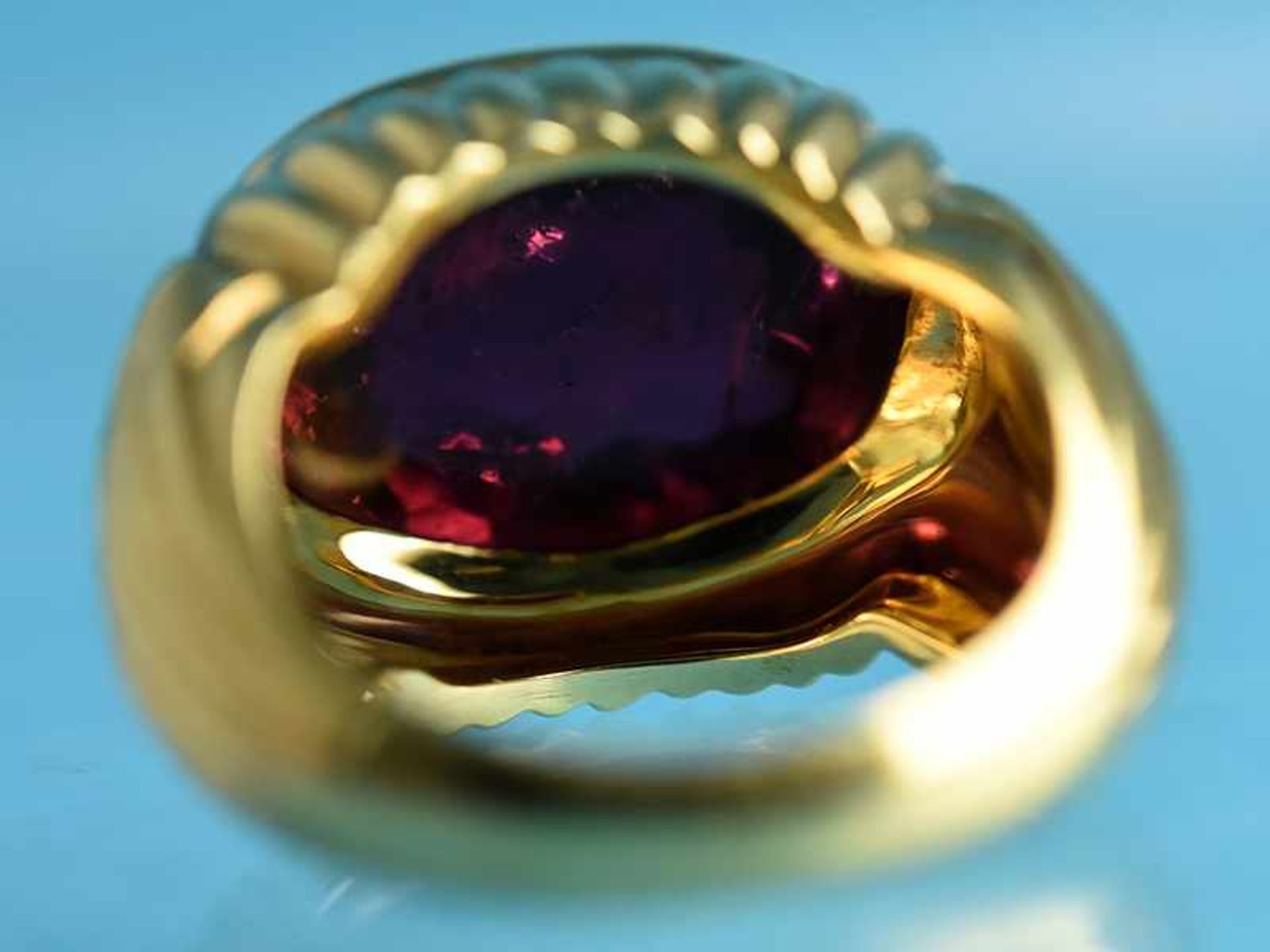 Massiver Bandring mit rosa-violettem Turmalin, Goldschmiedearbeit aus Italien, 20. Jh. 750/- - Bild 5 aus 5