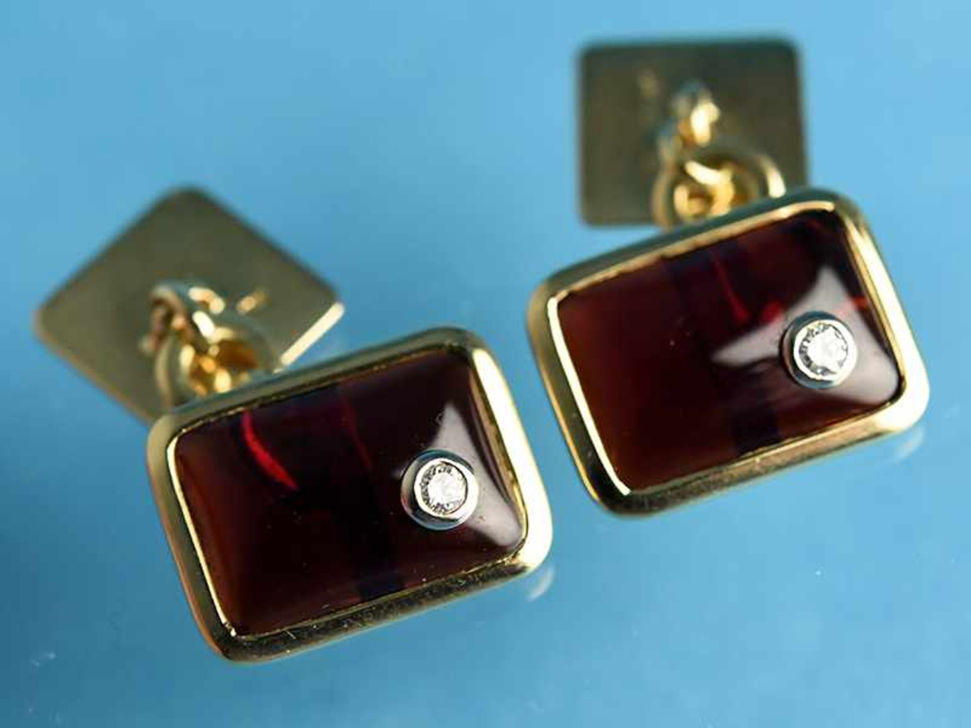 Paar Manschettenknöpfe mit Granat-Cabochons und kleinen Diamanten, zusammen ca. 0,08 ct, - Bild 5 aus 5
