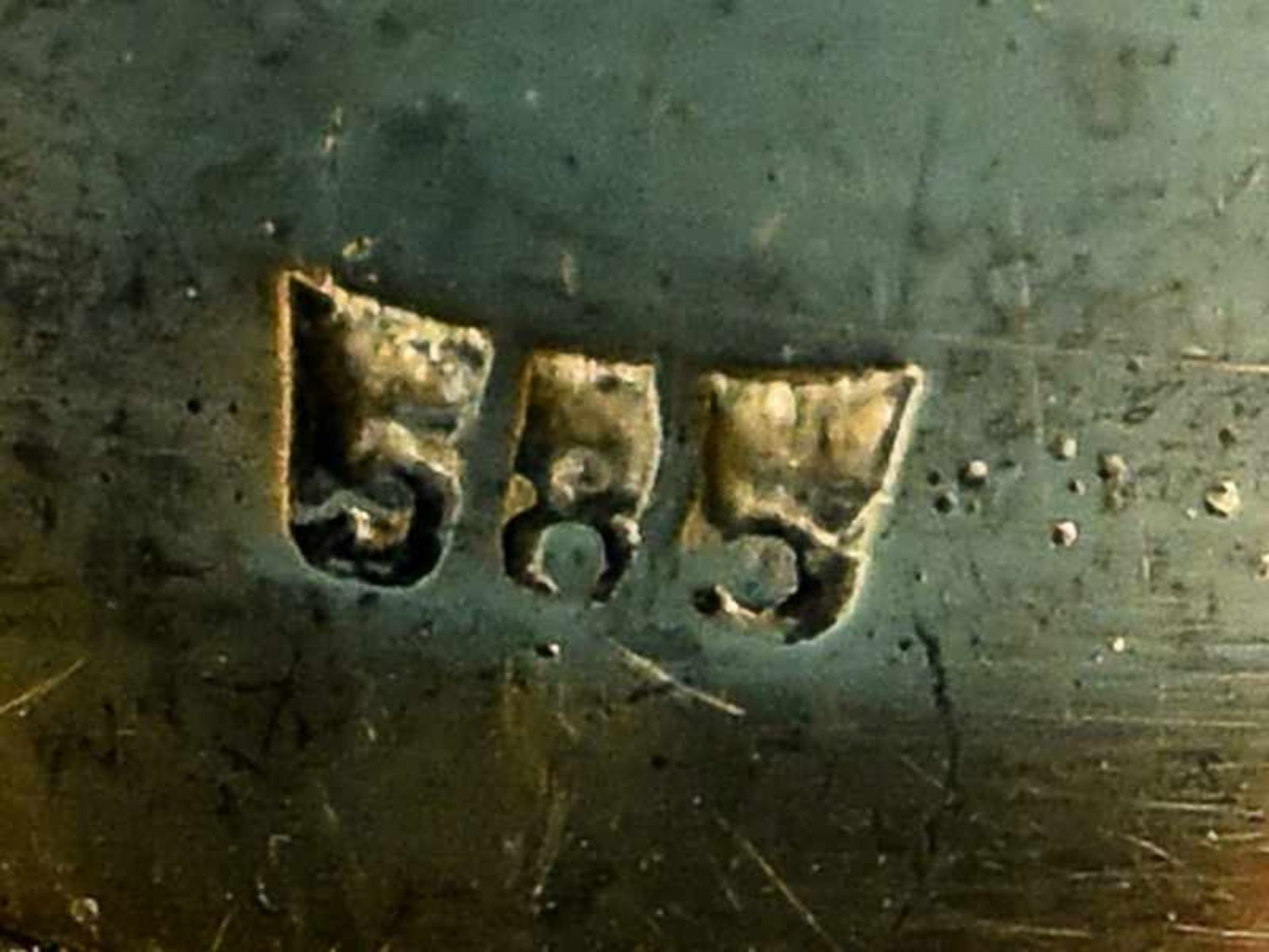Bandring mit Smaragd und 2 Brillanten, zusammen ca. 0,2 ct, 70- er Jahre 585/- Gelbgold. - Bild 4 aus 4