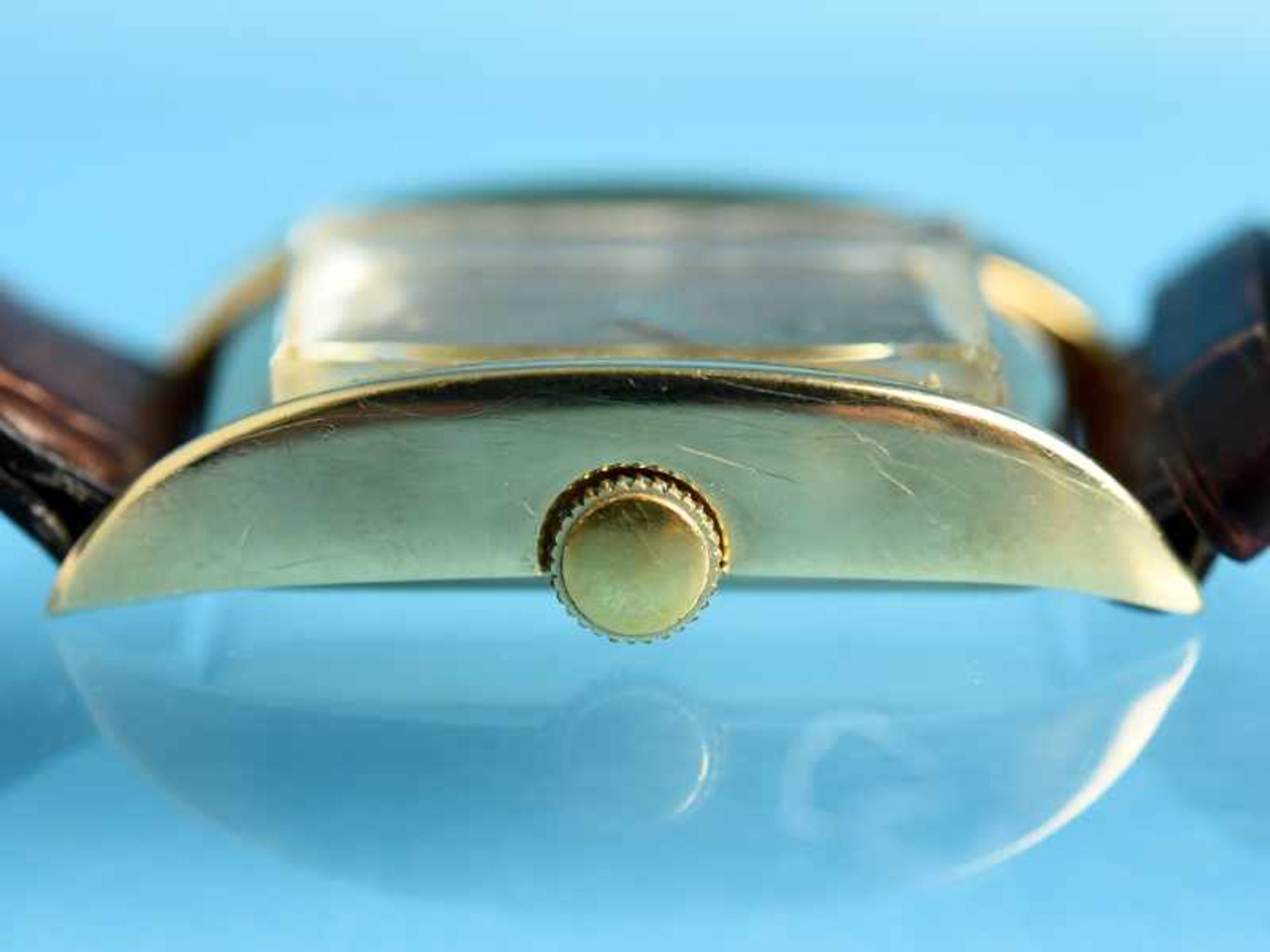 Armbanduhr, bezeichnet Universal, Genève, 20. Jh. 750/- Gelbgold-Gehäuse mit Lederarmband (nicht - Bild 3 aus 4