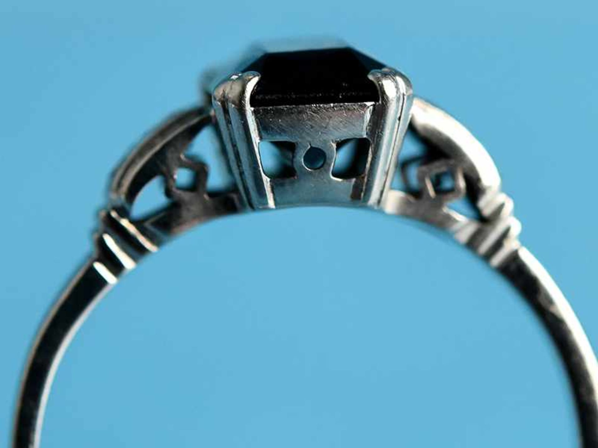 Ring mit grünem Turmalin und 4 kleinen Altschliff-Diamanten, zusammen ca. 0,08 ct, Art Deco 585/- - Bild 4 aus 4