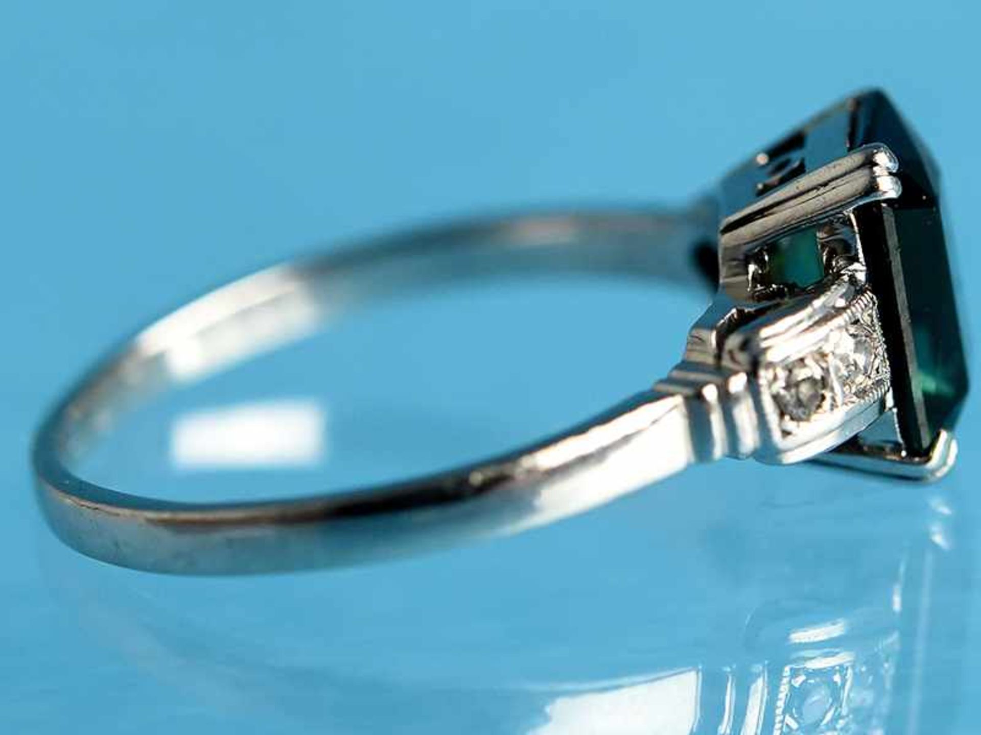 Ring mit grünem Turmalin und 4 kleinen Altschliff-Diamanten, zusammen ca. 0,08 ct, Art Deco 585/- - Bild 2 aus 4