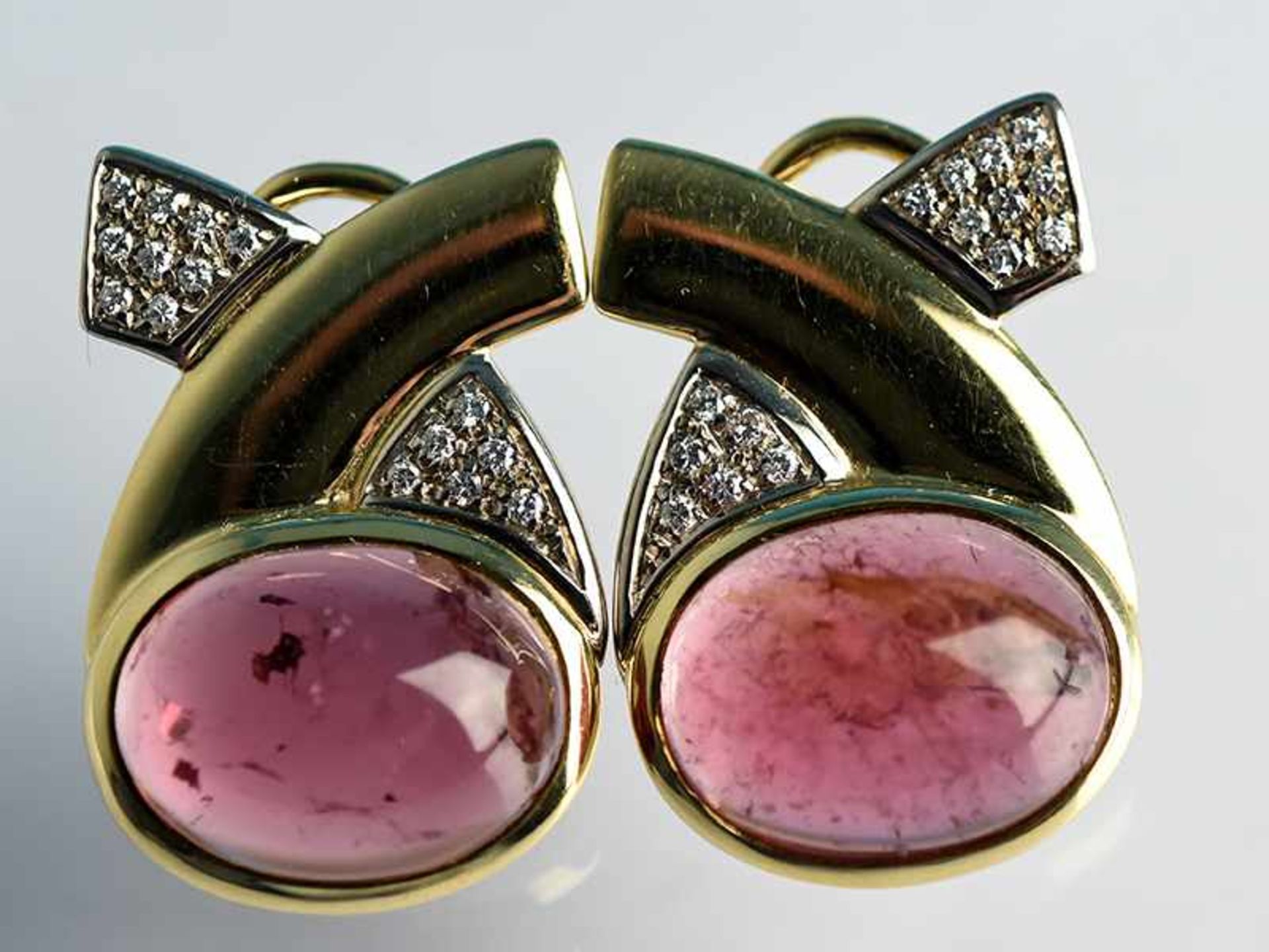 Paar Ohrclips mit rosa Turmalin-Cabochon und Brillanten, zusammen ca. 0,30 ct, bezeichnet