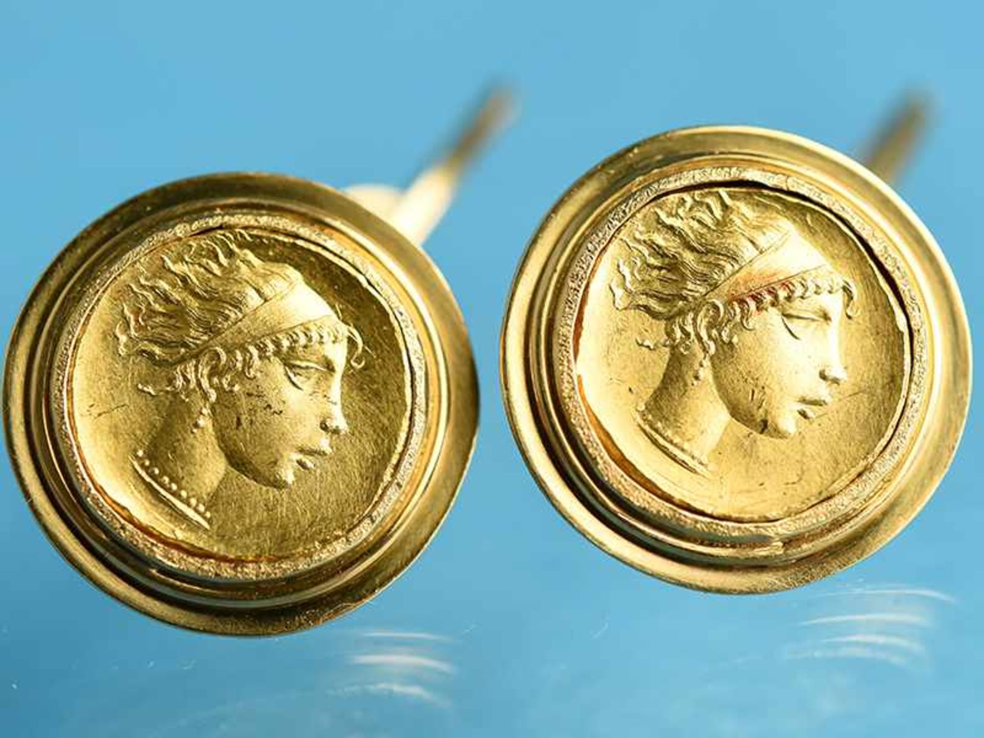 Paar Manschettenknöpfe mit Münzen, 20. Jh. 750/- Gelbgold. Gesamtgewicht ca. 17,3 g. Schauseite in