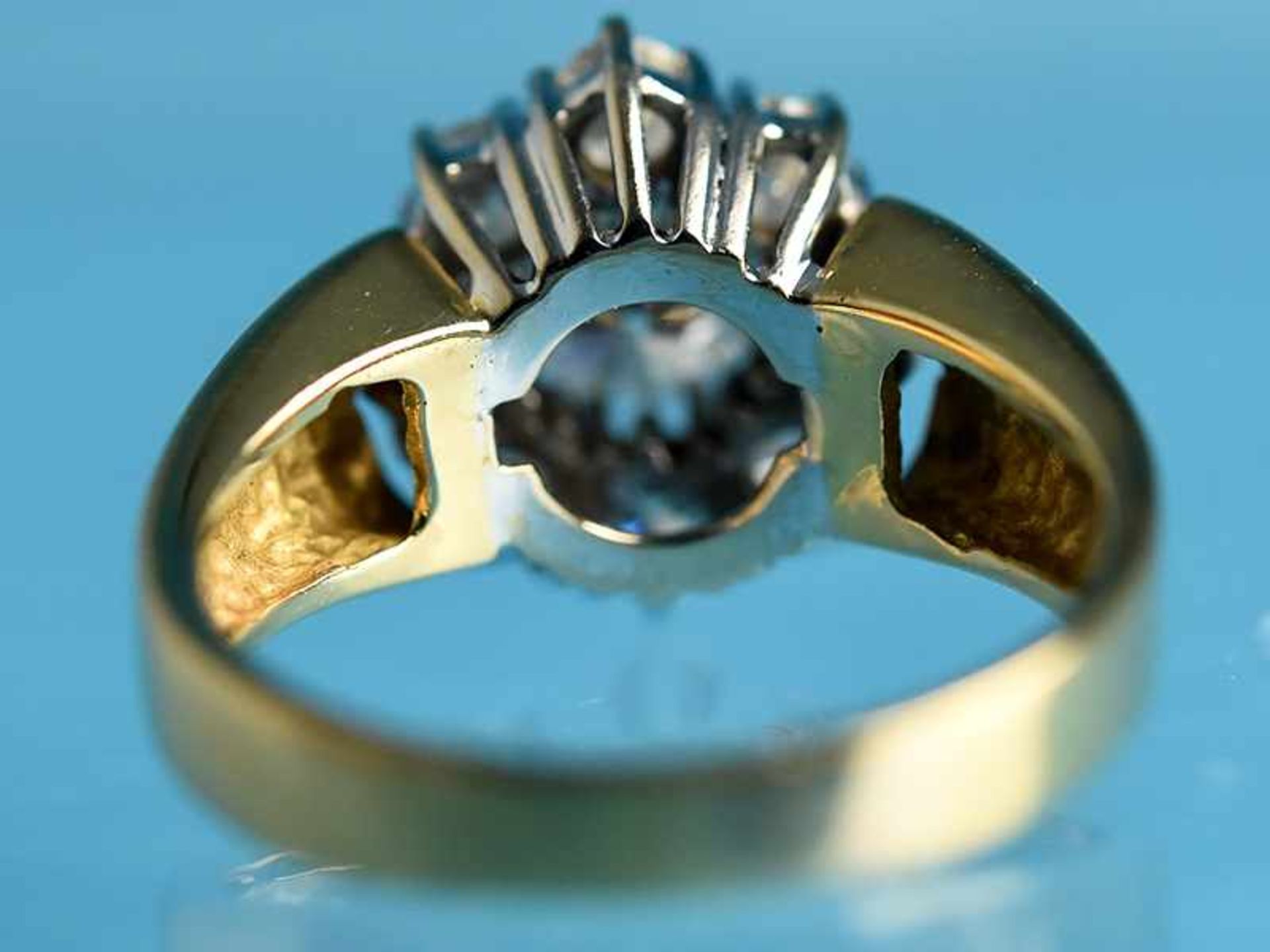 Ring mit 9 Brillanten, zusammen ca. 1,33 ct, 20. Jh. 750/- Gelb- und Weißgold. Gesamtgewicht ca. 6,1 - Bild 2 aus 8