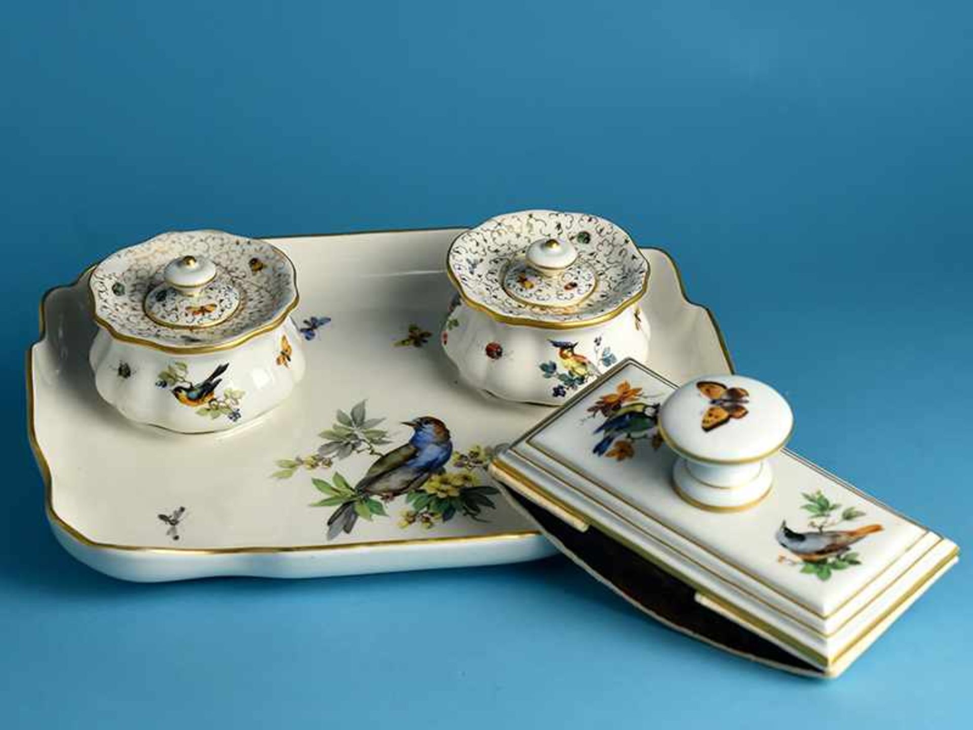 4-teilige Schreibtisch-Garnitur, Meissen, um 1900. Weißporzellan mit polychromer Vogel-, Astwerk-