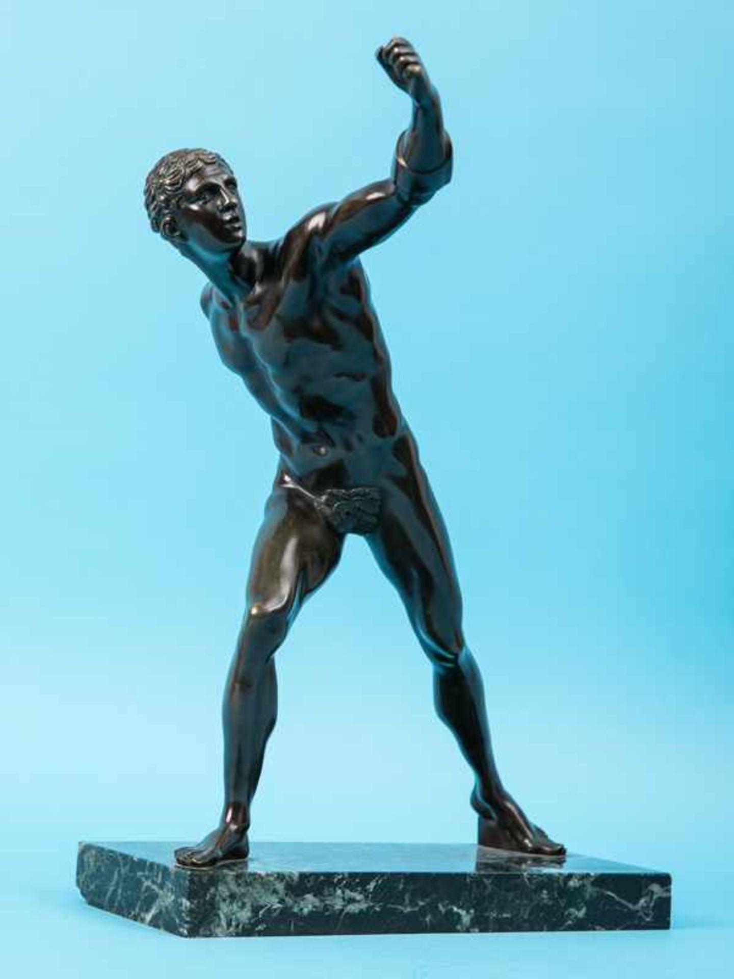 Figurenplastik "Staffelläufer", um 1900. Bronze mit goldbrauner Patinierung, montiert auf