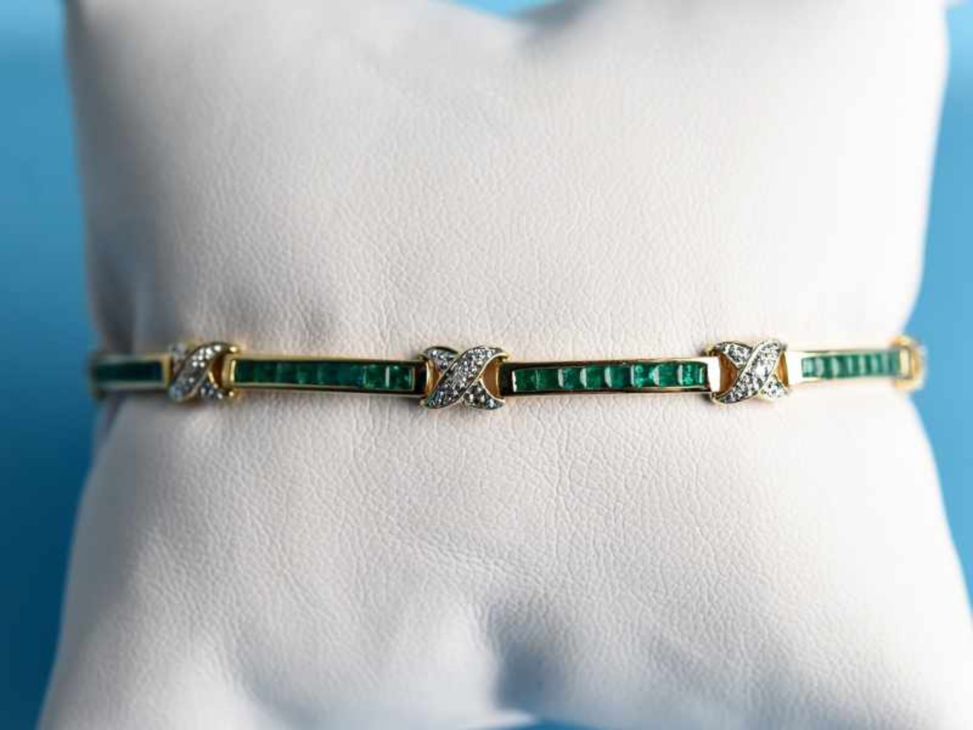 Armband mit Smaragdcarreesteinen und Achtkant-Diamanten, 20. Jh. 585/- Gelb- und Weißgold.