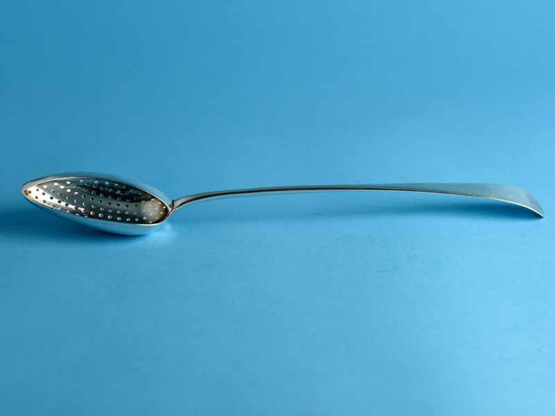 Sieb-Löffel/ Straining-Spoon, George III., England, um 1800. Silber, ca. 121 g. Langer gebogter