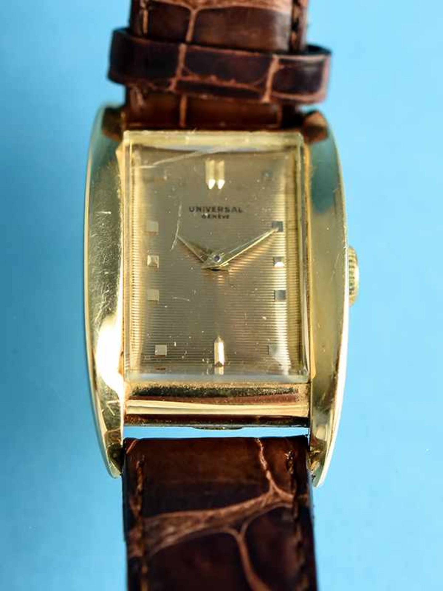 Armbanduhr, bezeichnet Universal, Genève, 20. Jh. 750/- Gelbgold-Gehäuse mit Lederarmband (nicht