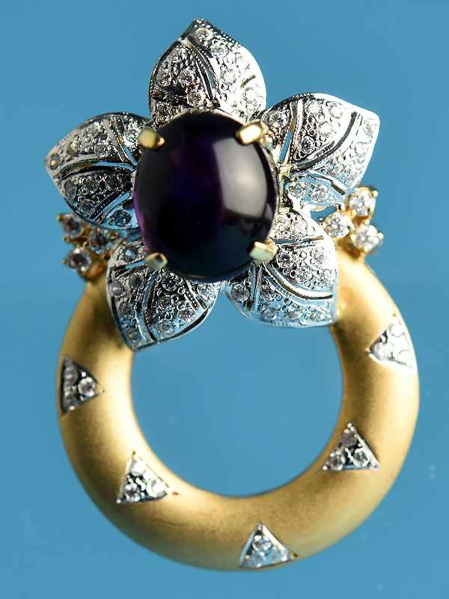 Brosche/ Anhänger mit Amethyst-Cabochon und kleinen Brillanten, zusammen ca. 0,7 ct, 20. Jh. 585/-