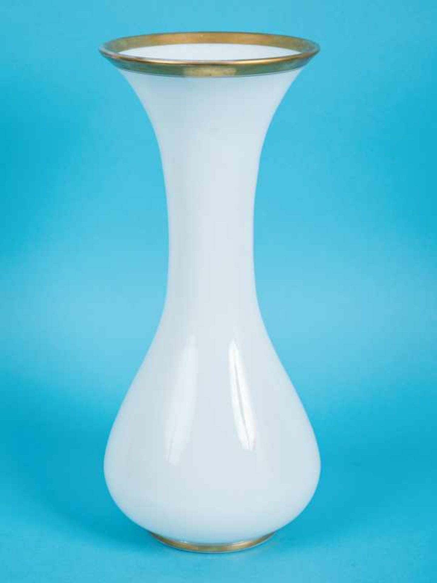 Große Opalinglas-Vase, 19. Jh. Opalin-/Milchglas mit Goldrändern; gebauchte Form mit hohem, sich