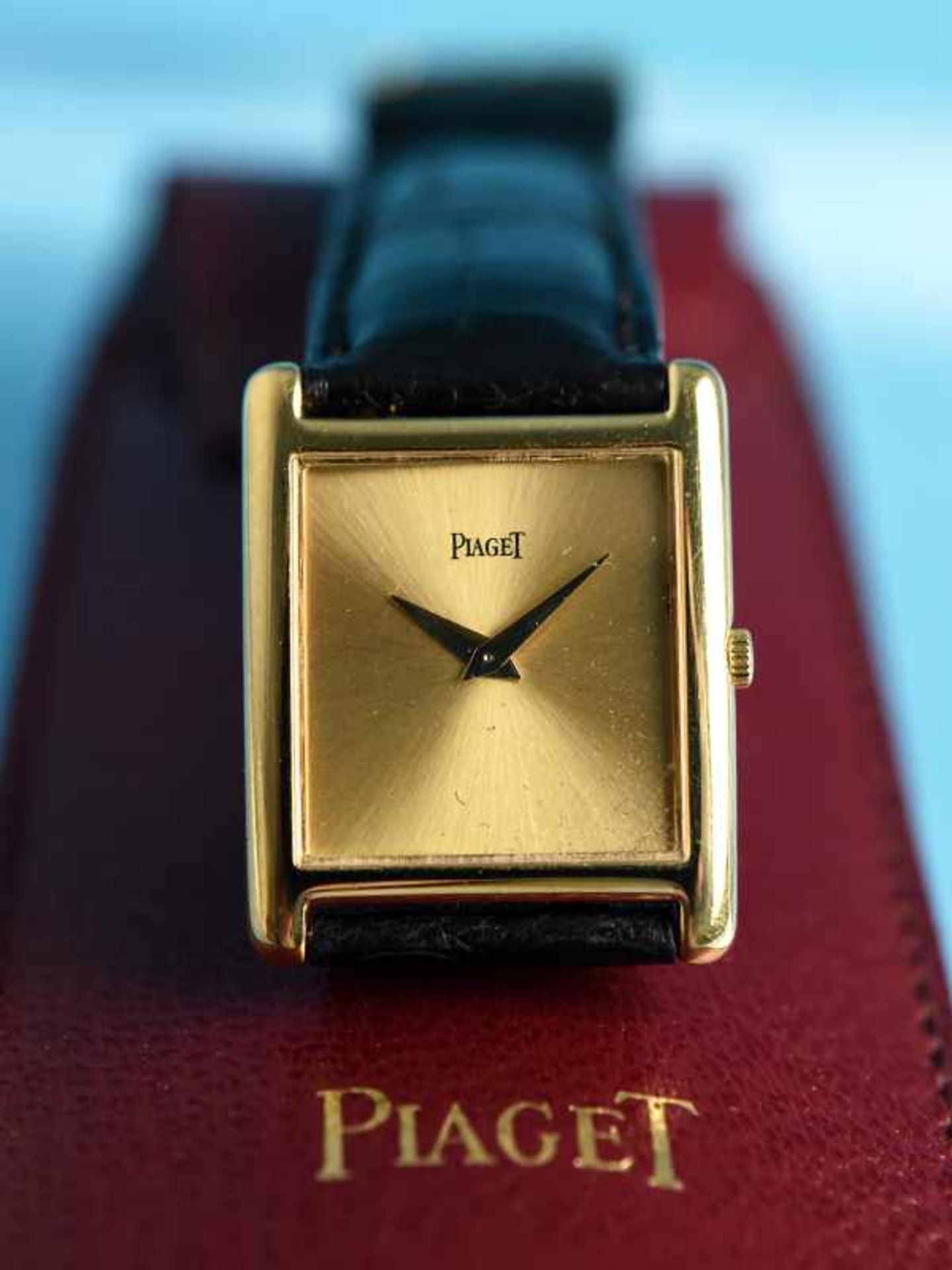 Damenarmbanduhr, bezeichnet Piaget, 20. Jh. 750/- Gelbgold-Gehäuse mit Lederarmband (nicht