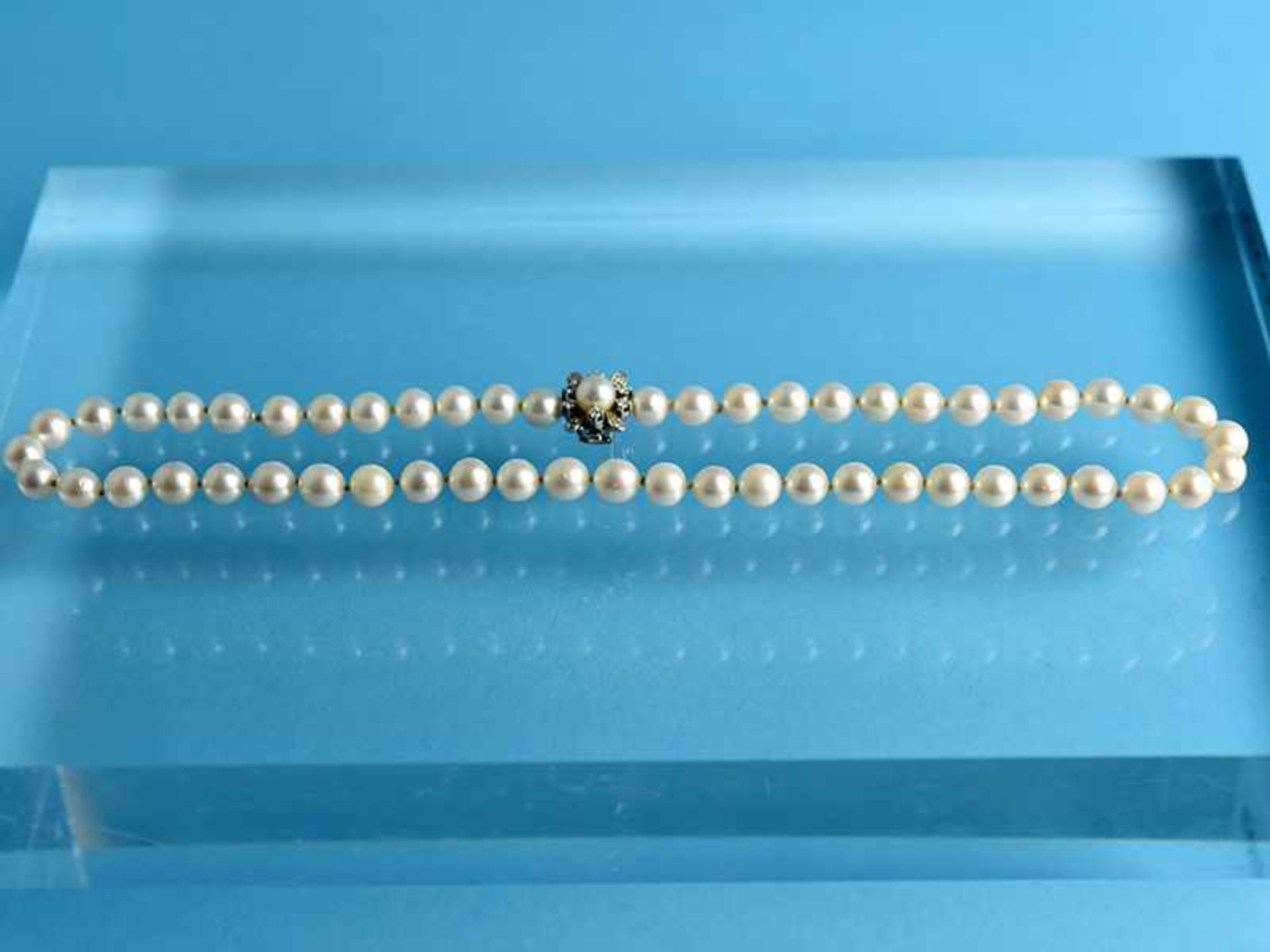 Akoya-Perlenkette mit Brillant-Schloß, zusammen ca. 0,2 ct, 80- er Jahre Akoya-Perlen durchgeknotet.