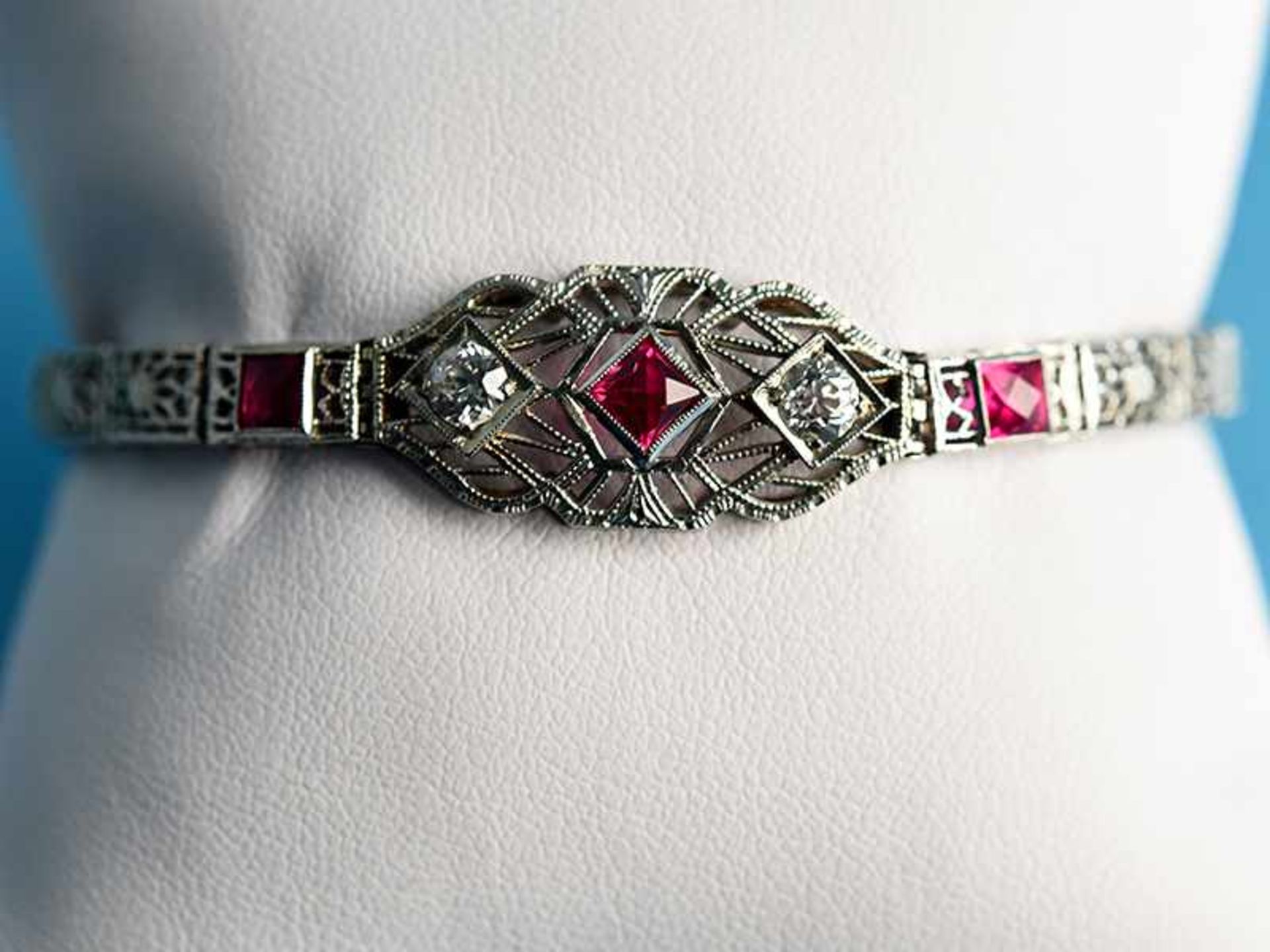 Armband mit roten Farbsteinen und 2 Altschliff-Diamanten, zusammen ca. 0,4 ct, Amerika, 20. Jh.