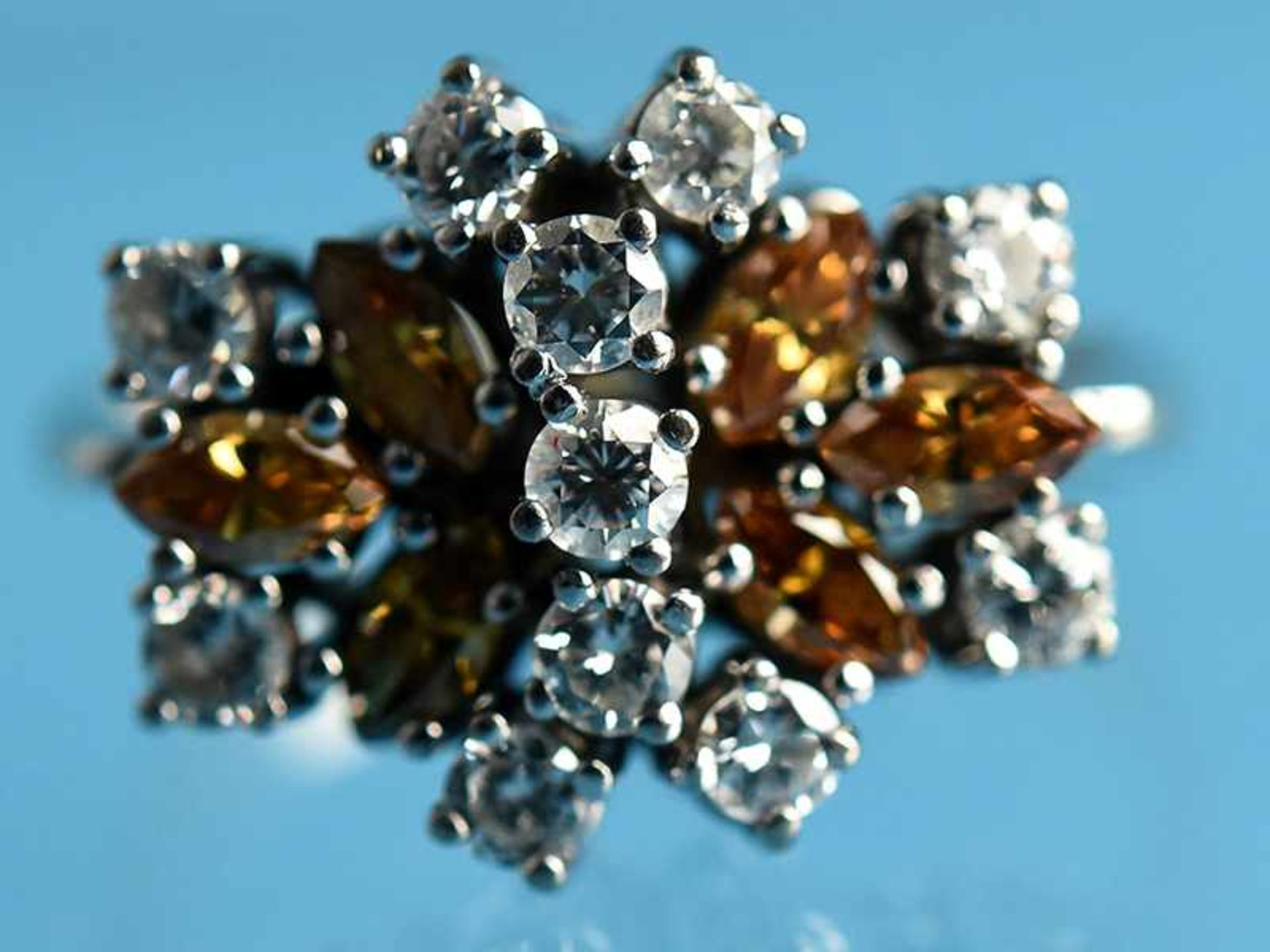 Ring mit 6 fancy yellow Diamant-Navettes und 11 Brillanten, zusammen ca. 0,5 ct, 70- er Jahre