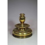 Glockenleuchter, Messing, süddeutsch, um 1650, H. 14cm. Guter Zustand. 27.00 % buyer's premium on
