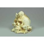 Miniatur-Schnitzerei, Bein, Totenkopf mit zwei Ratten und zwei Schlange, H 6 cm, D 5 cm. 27.00 %