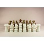 Schachspiel, Onyx, Italien(?), Figuren aus weißem bzw. grün/braunem Onyx, 32 Figuren, leichte