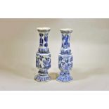 Paar Vasen, Delft, ungemarkt, 17./18. Jahrh., achteckig, langgezogene Form mit Verdickung in der