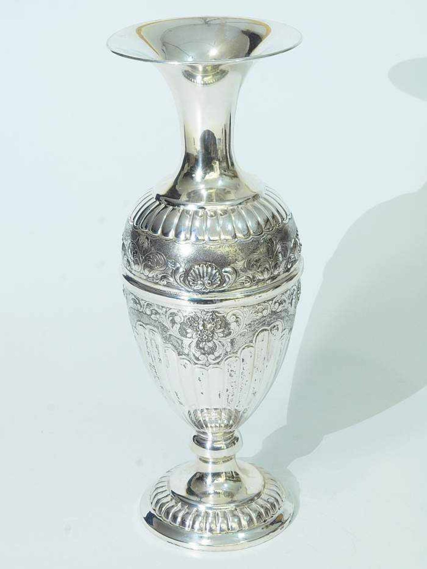 Große Vase. Große Vase. 20. Jahrhundert. Punze 800, Handarbeit. Ovoide repräsentative Form mit