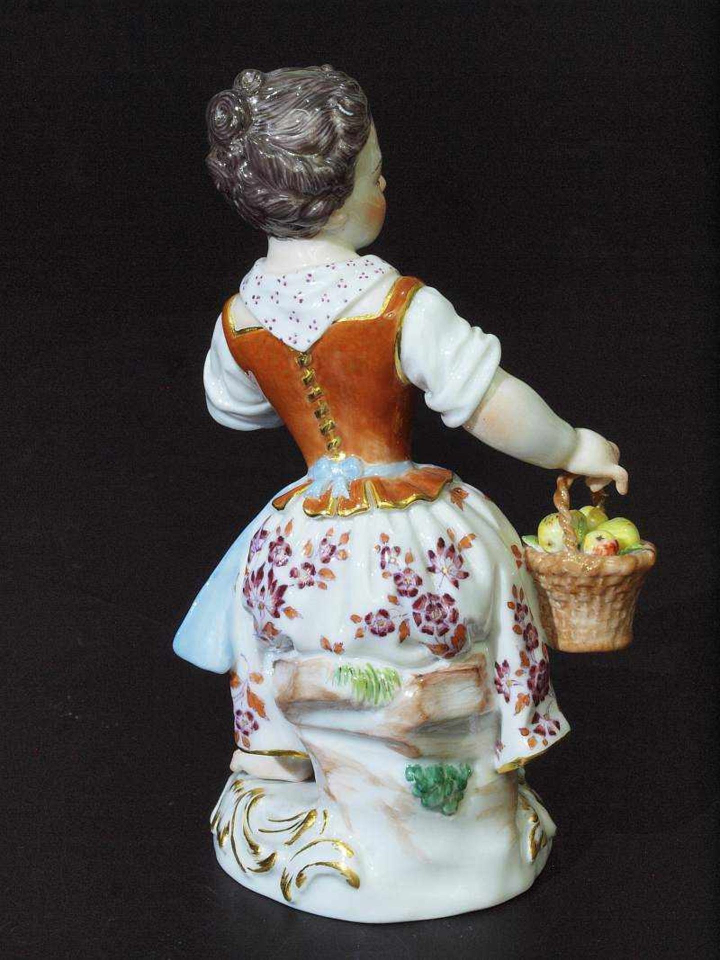 Gärtnermädchen mit Obstkorb. MEISSEN. Gärtnermädchen mit Obstkorb. MEISSEN nach 1945, 1. Wahl. - Bild 4 aus 5