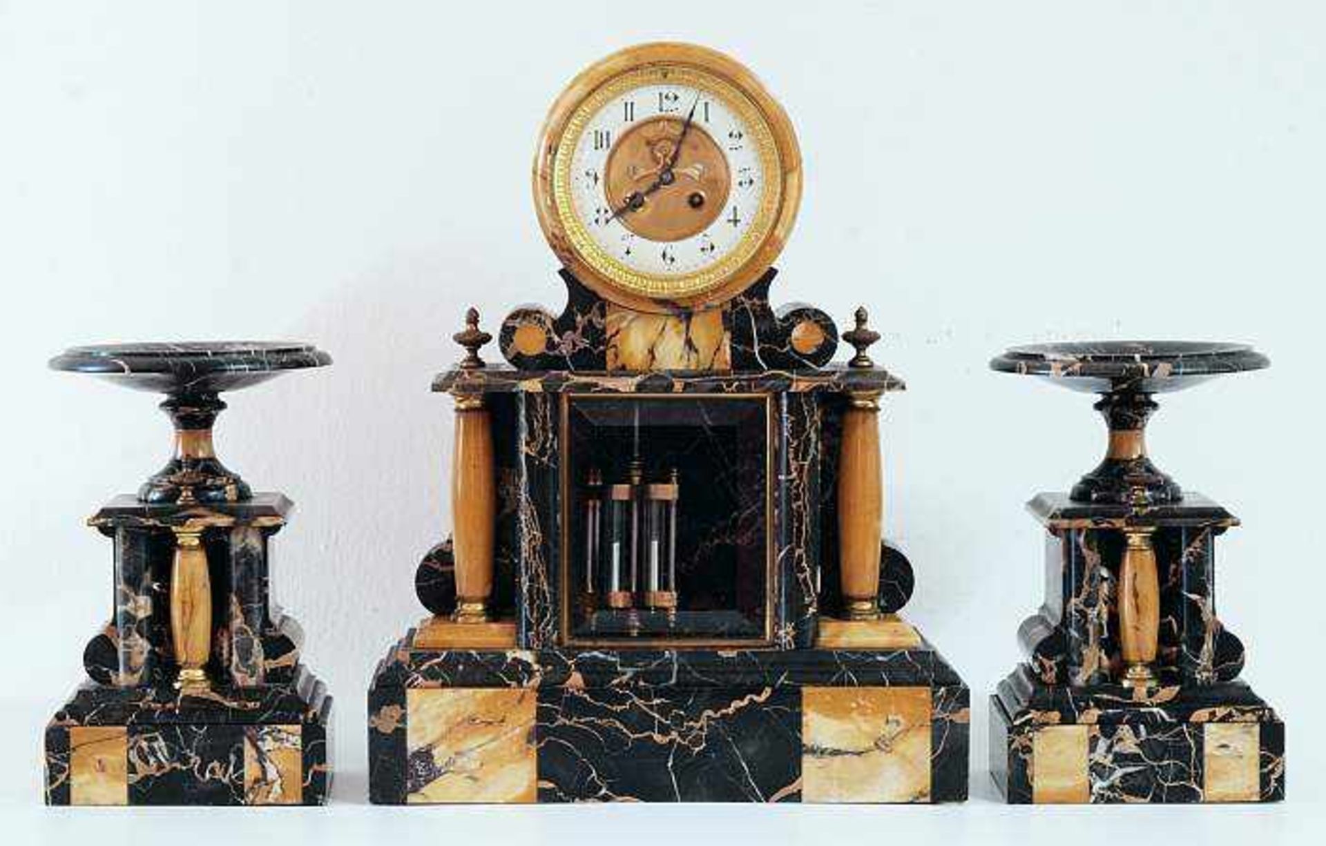 Französische Marmorpendule mit zwei Beisteller, um 1855. Französische Marmorpendule mit zwei