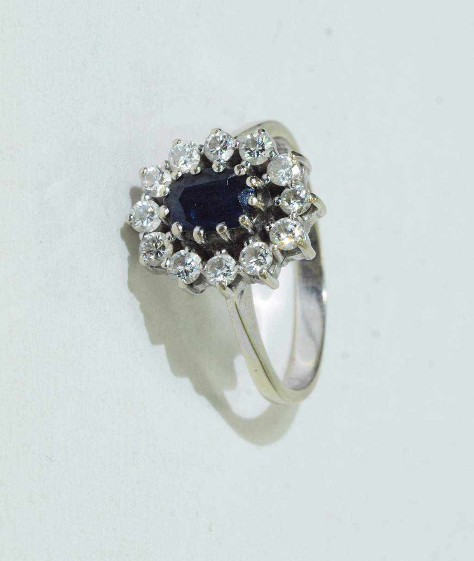 Saphir-Brillant-Ring. Saphir-Brillant-Ring. 585er Weißgold. Mittig Saphir umgeben von 12 - Bild 2 aus 4