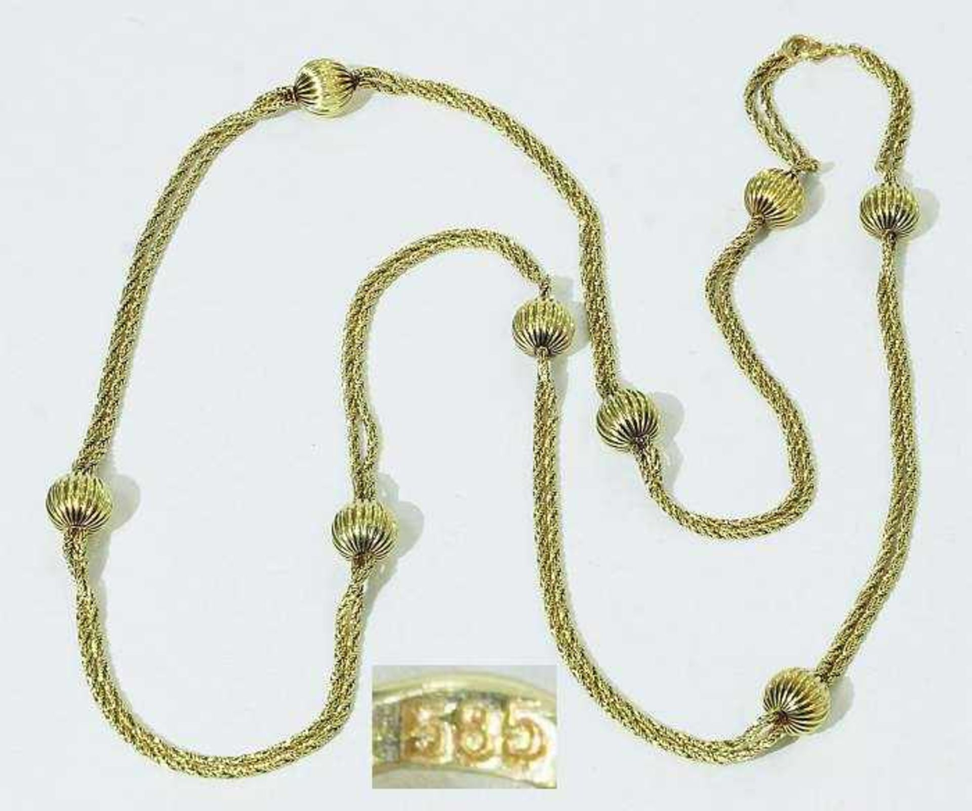 Lange Kette mit Kugeln unterbrochen. Lange Kette mit Kugeln unterbrochen. 585er Gelbgold. Ca. 24,7