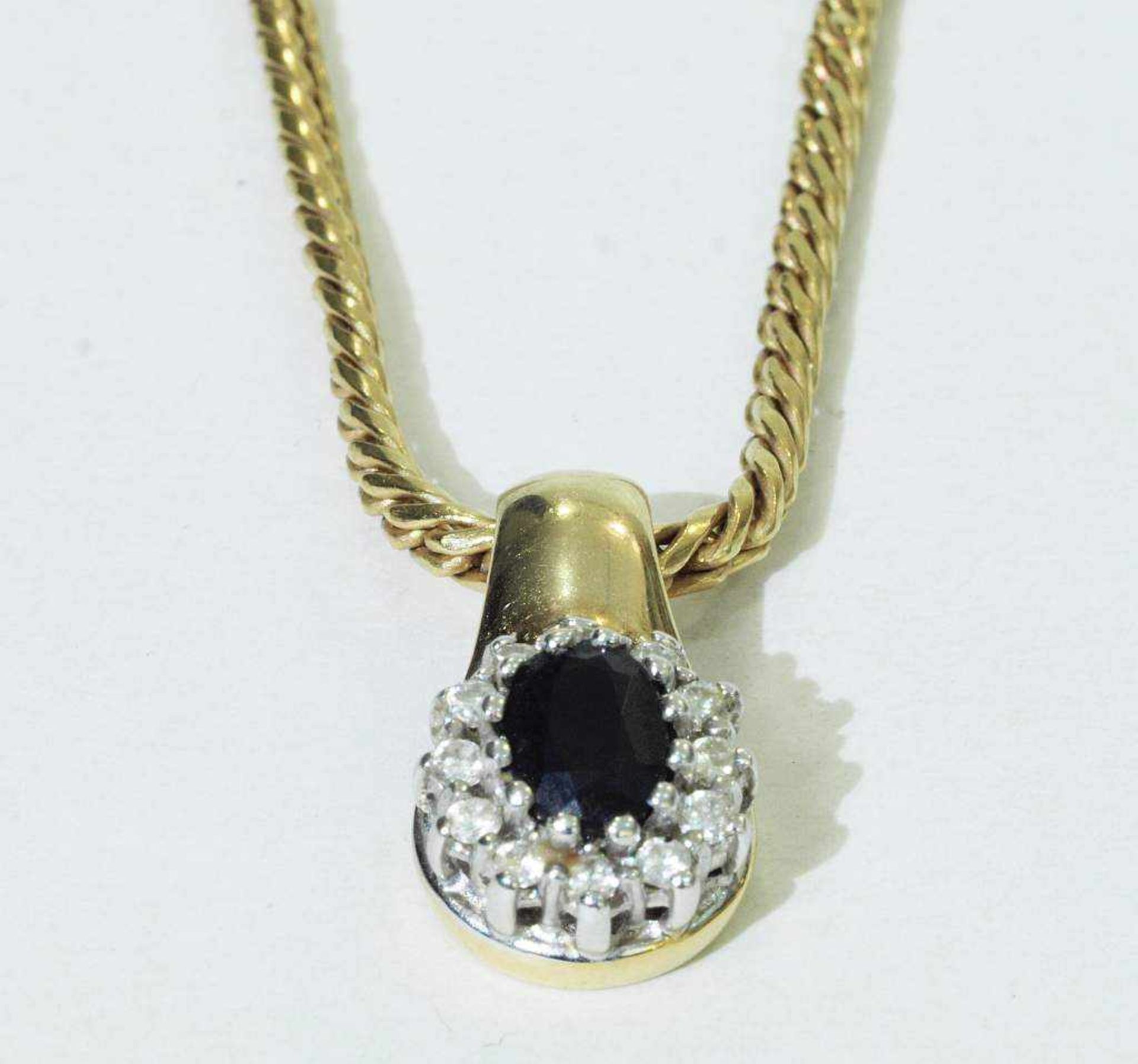 Kette mit Anhänger. Kette mit Anhänger. 585er Gelbgold. Anhänger mit zwölf Diamanten besetzt von ca. - Bild 2 aus 4