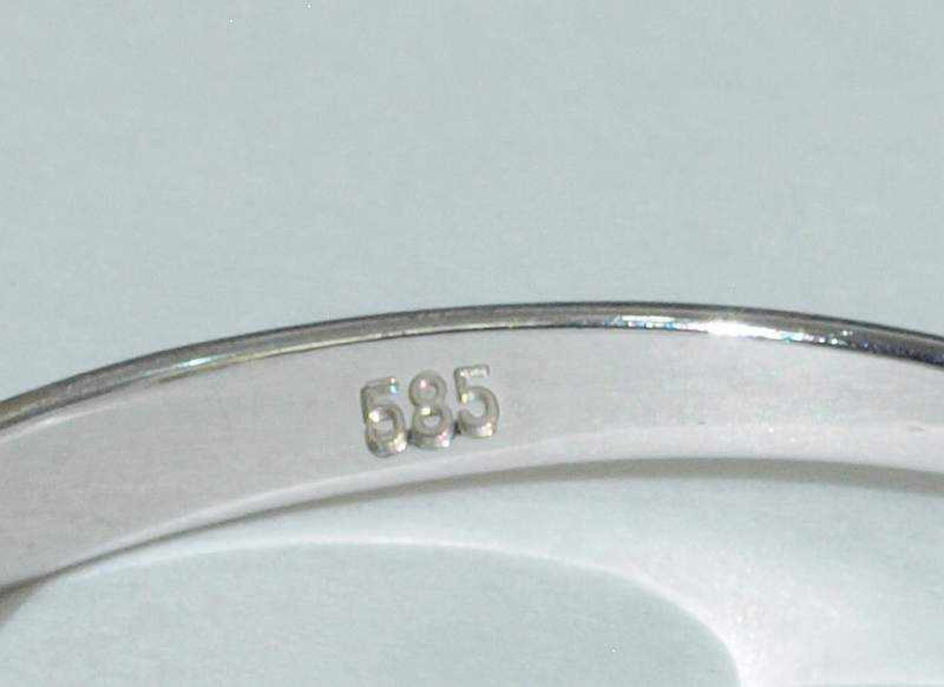 Damenring. Damenring. 585er Weißgold, mittig besetzt mit einem Rubin, umgeben von 6 Diamanten, in - Bild 5 aus 5