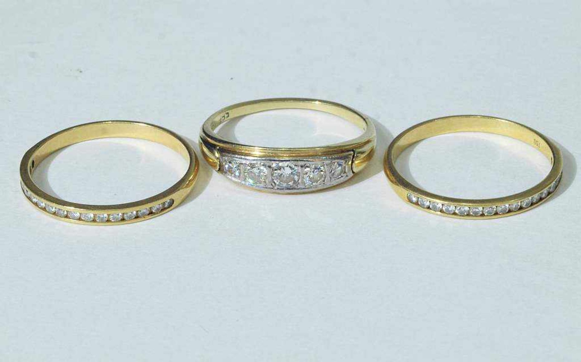 Dreier Satz Ringe. Dreier Satz Ringe. Im einzelnen: zwei Halb-Memoireringe, 750er Gelbgold, - Bild 2 aus 4