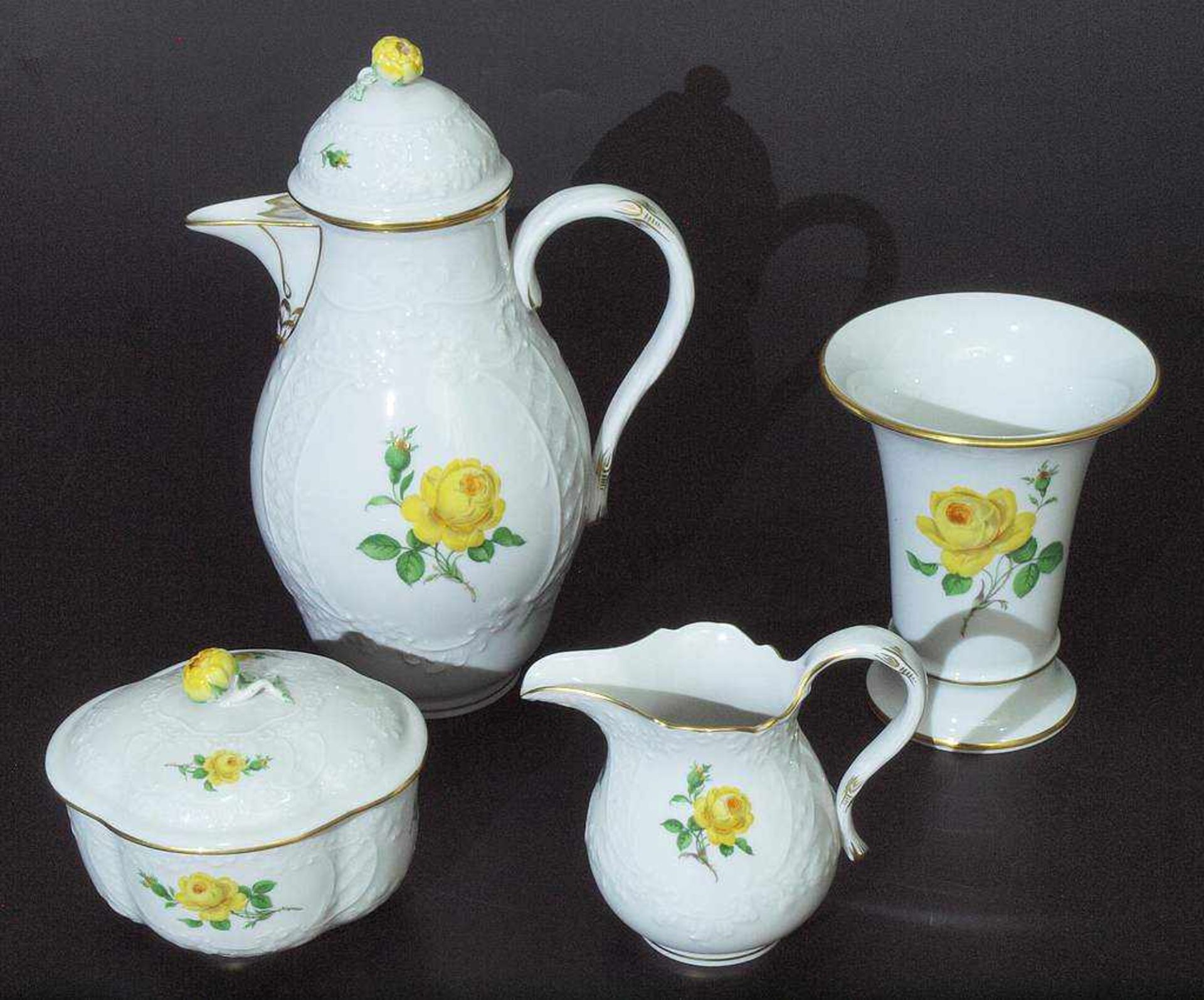 Kaffeeservice für 6 Personen. Vase. Kaffeeservice für 6 Personen. MEISSEN 1980, 1. Wahl. Reliefdekor - Bild 4 aus 5