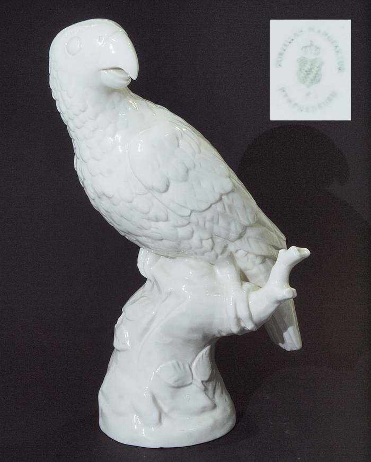 Papagei auf Natursockel. Papagei auf Natursockel. NYMPHENBURG Marke 1997. Modell Nr. 180.