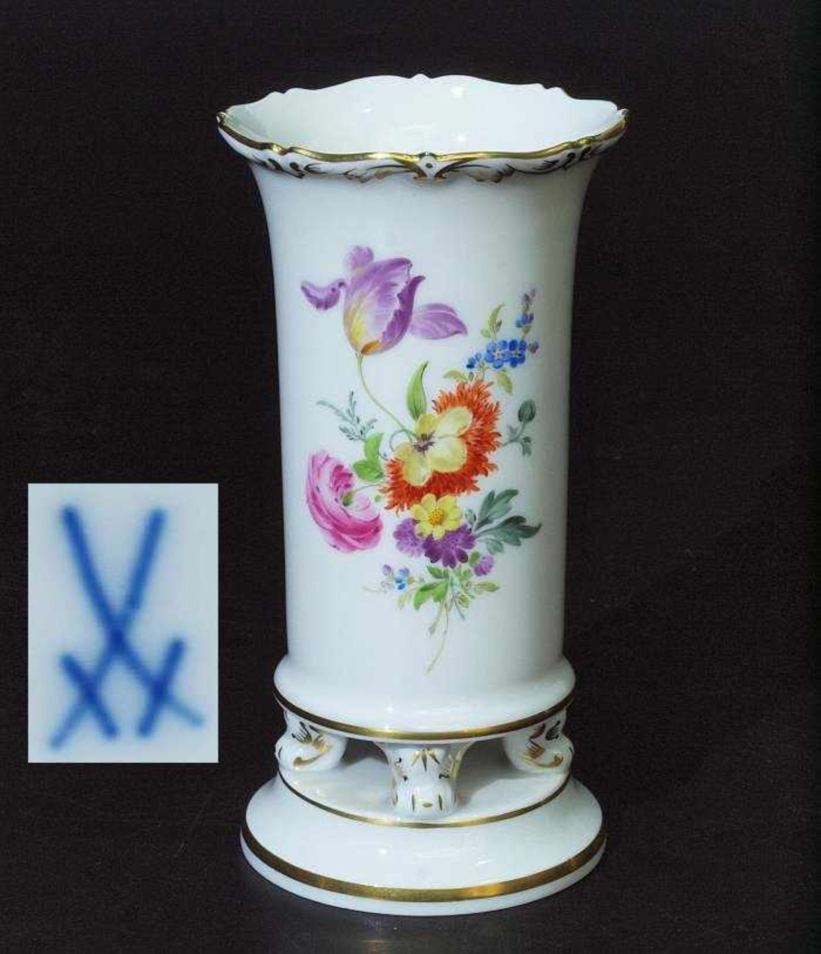 Biedermeier-Vase. Biedermeier-Vase. MEISSEN nach 1934, 1. Wahl. Modell von 1815. Auf runder