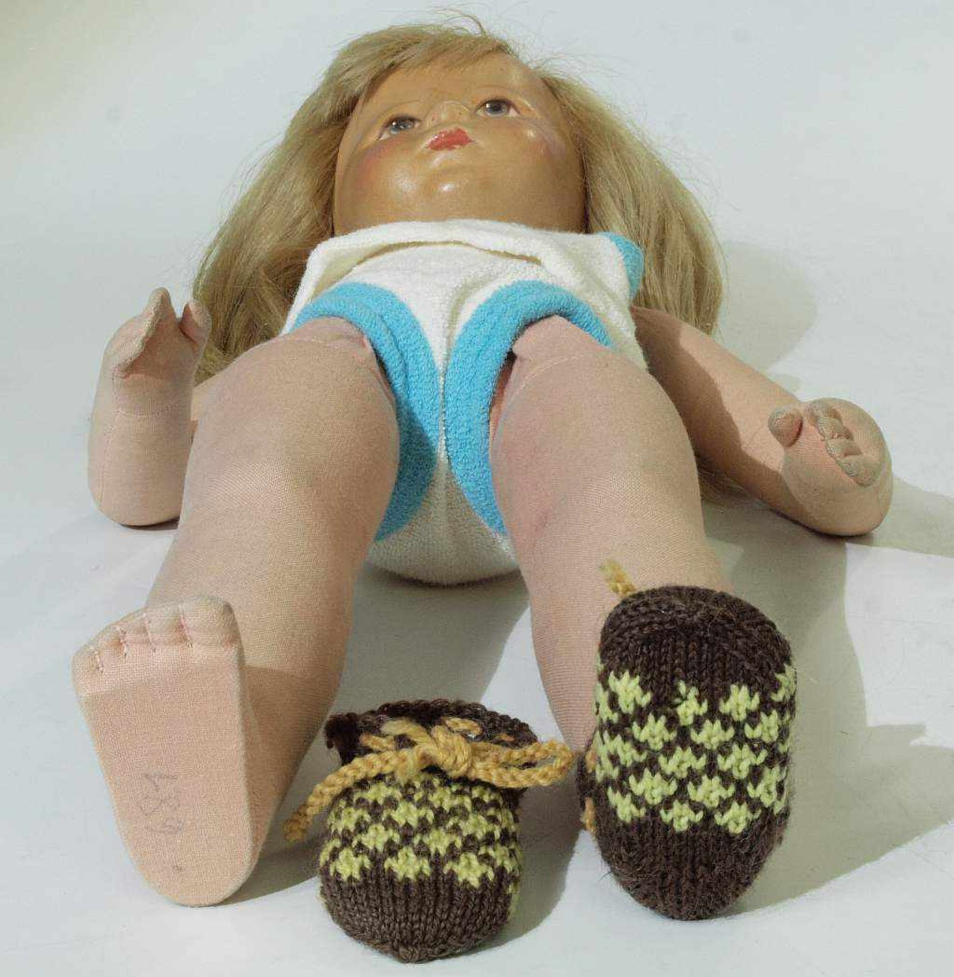 Käthe- Kruse -Puppe, wohl um 1950. Käthe- Kruse-Puppe, wohl um 1950. Mädchen mit blonden Haaren, - Bild 4 aus 4