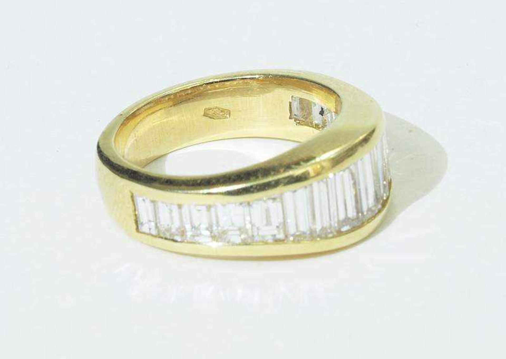 Ring mit Brillanten im Baguette Schliff. Ring mit Brillanten im Baguette Schliff. 750er Gelbgold, - Bild 3 aus 4