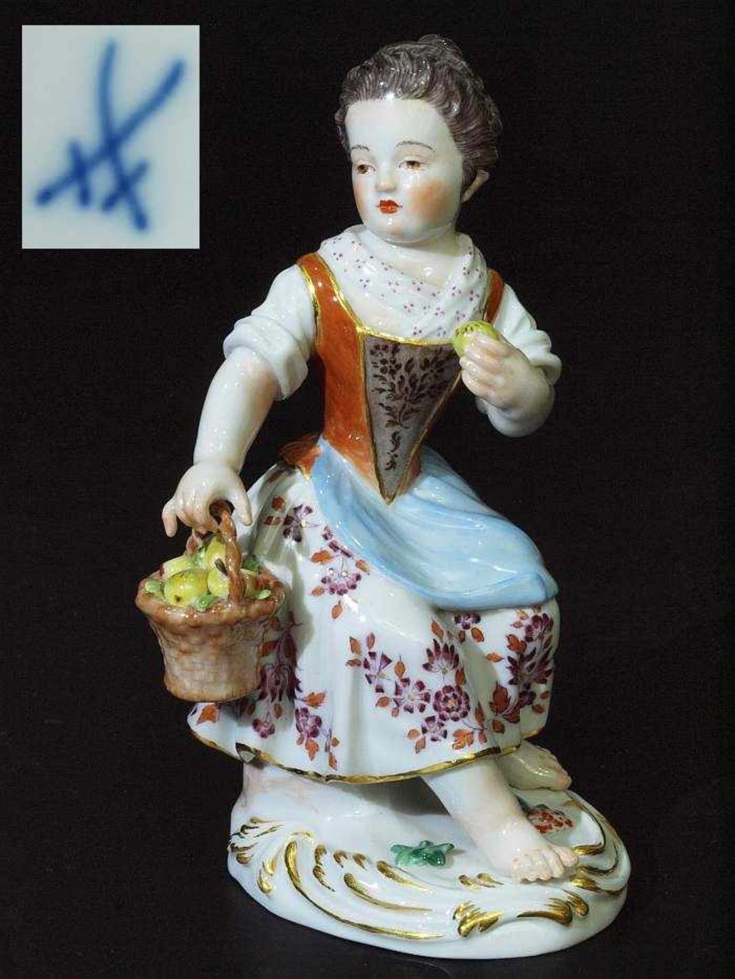 Gärtnermädchen mit Obstkorb. MEISSEN. Gärtnermädchen mit Obstkorb. MEISSEN nach 1945, 1. Wahl.