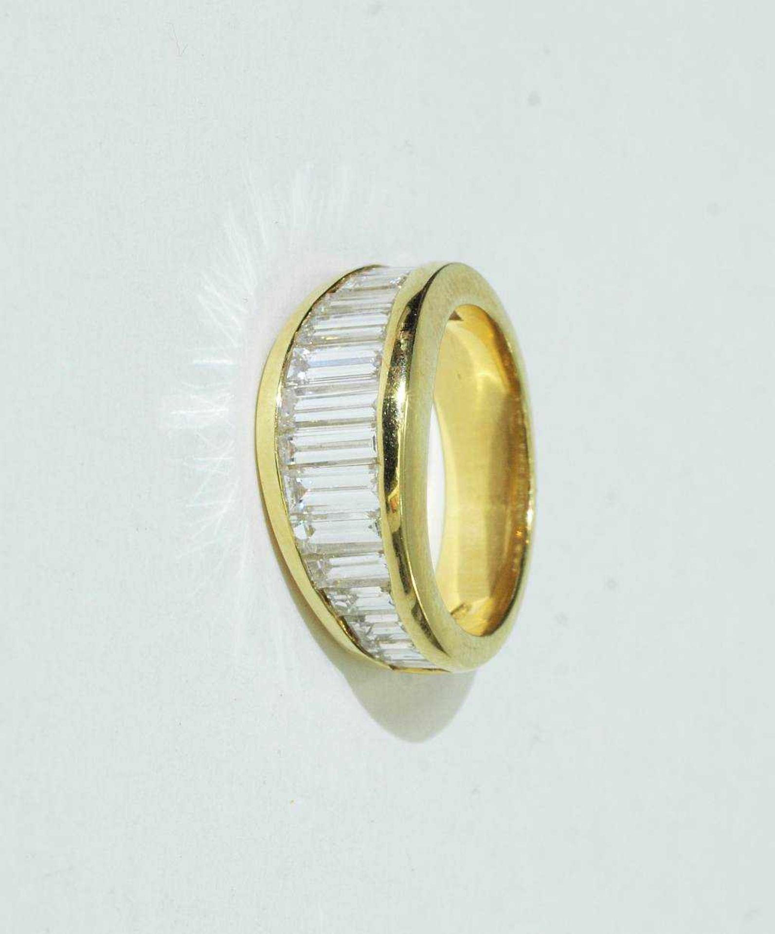 Ring mit Brillanten im Baguette Schliff. Ring mit Brillanten im Baguette Schliff. 750er Gelbgold, - Bild 2 aus 4