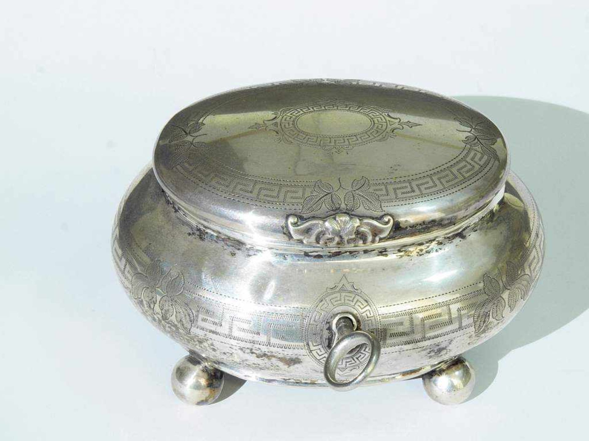 Zuckerdose. Zuckerdose, 19. Jahrhundert. Wien, 13lötiges Silber, Punzen ungedeutet. Dose auf - Bild 2 aus 5