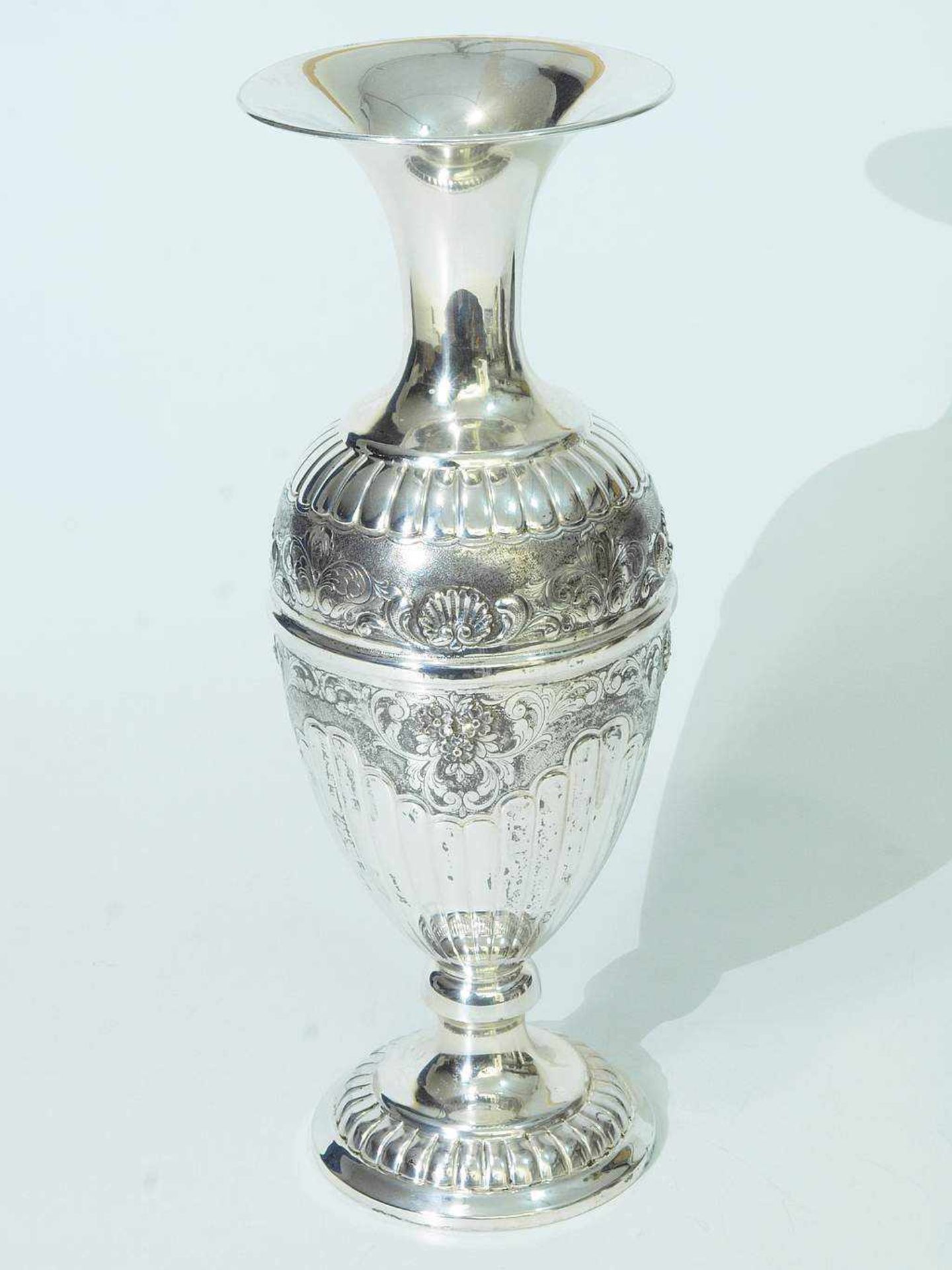 Große Vase. Große Vase. 20. Jahrhundert. Punze 800, Handarbeit. Ovoide repräsentative Form mit - Bild 2 aus 4