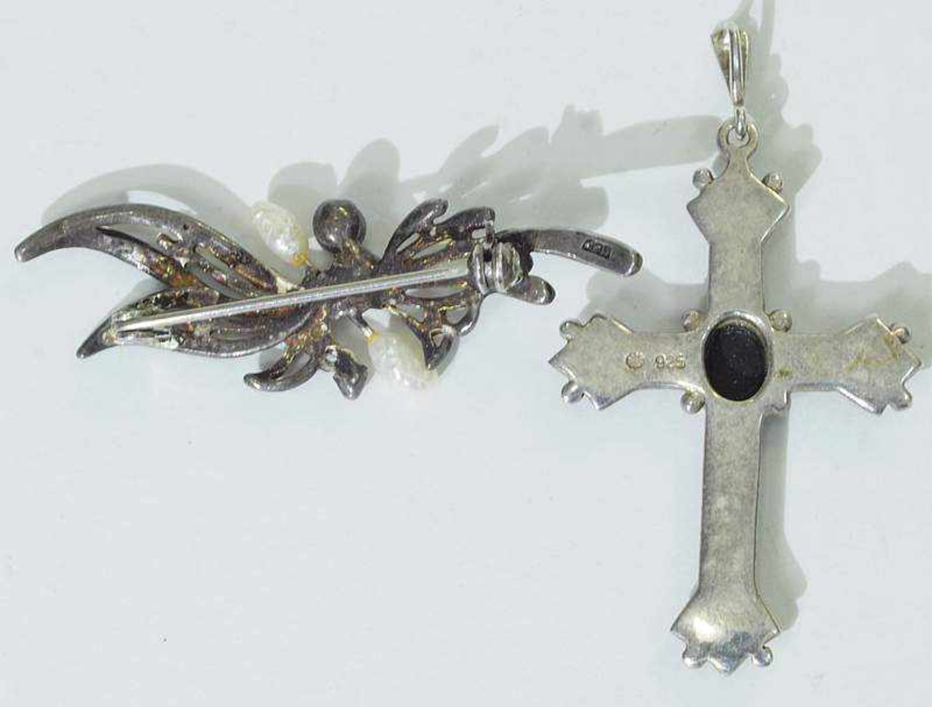 Brosche und Kreuz-Anhänger. Brosche und Kreuz-Anhänger. 925er Sterlingsilber. Kreuz besetzt mit - Bild 3 aus 4