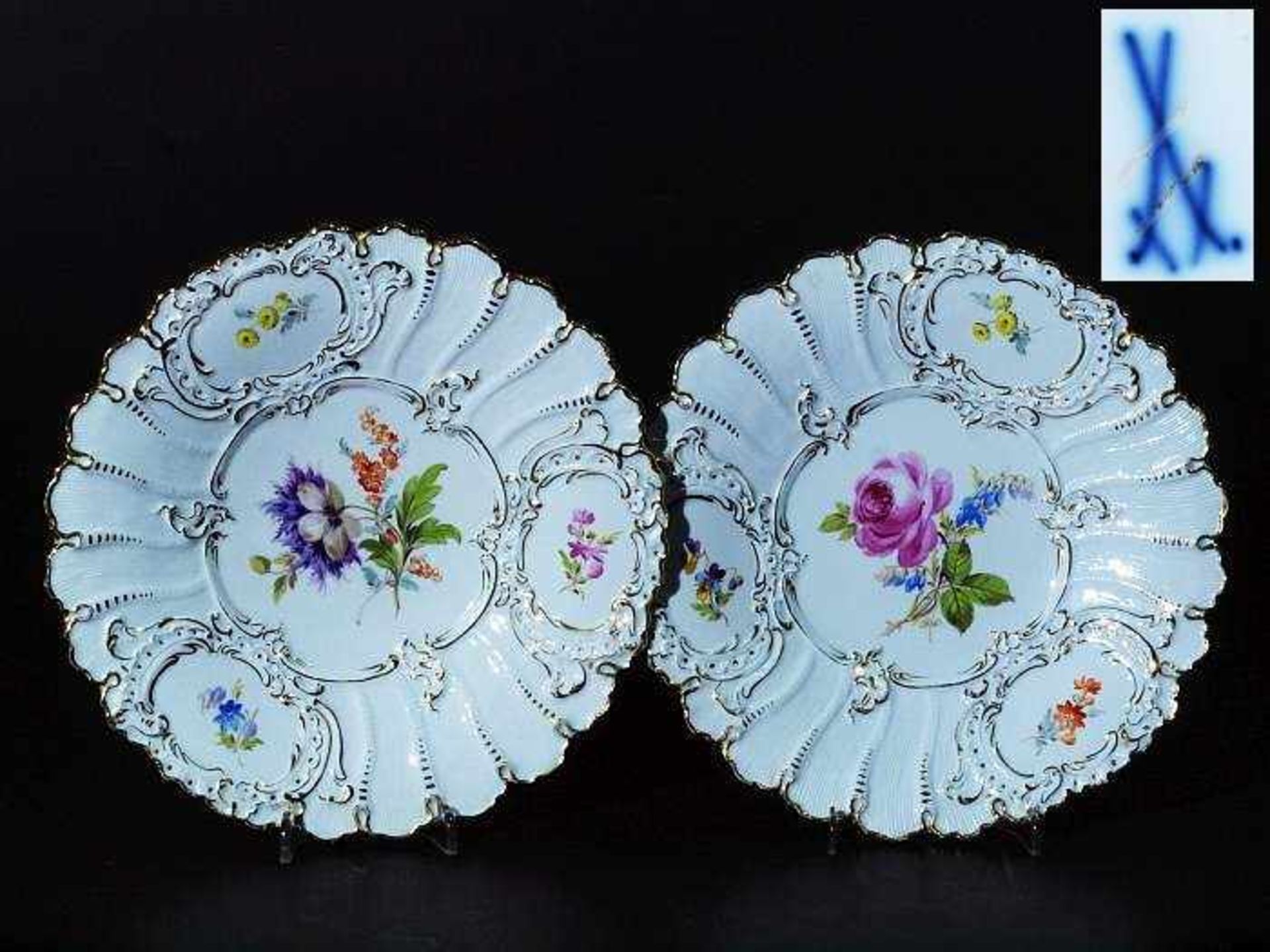 Zwei Prunkteller. MEISSEN um 1880. Zwei Prunkteller. MEISSEN um 1880. Farbige Bemalung, im Spiegel